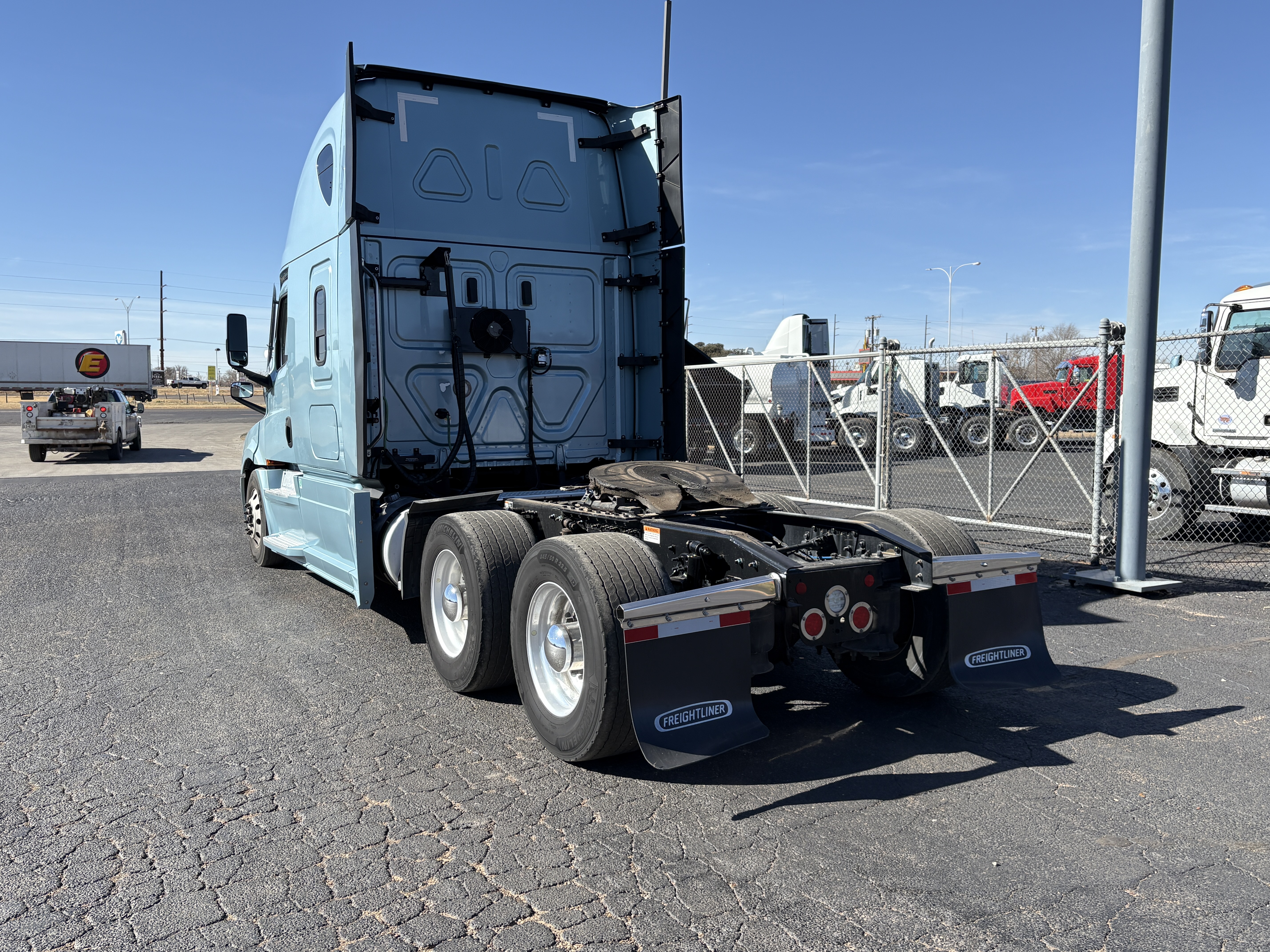 2023 Freightliner Cascadia - image 9