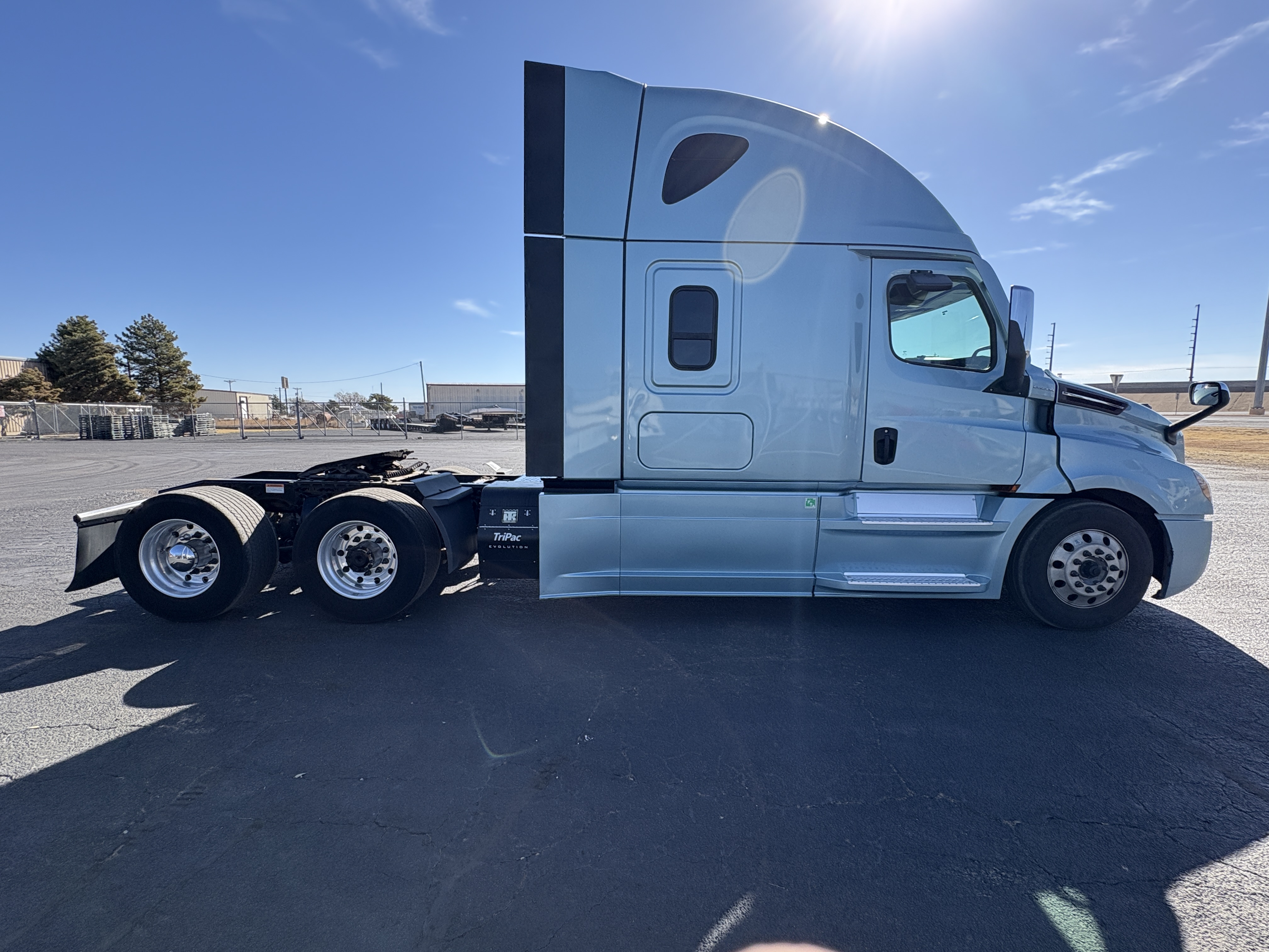 2023 Freightliner Cascadia - image 4