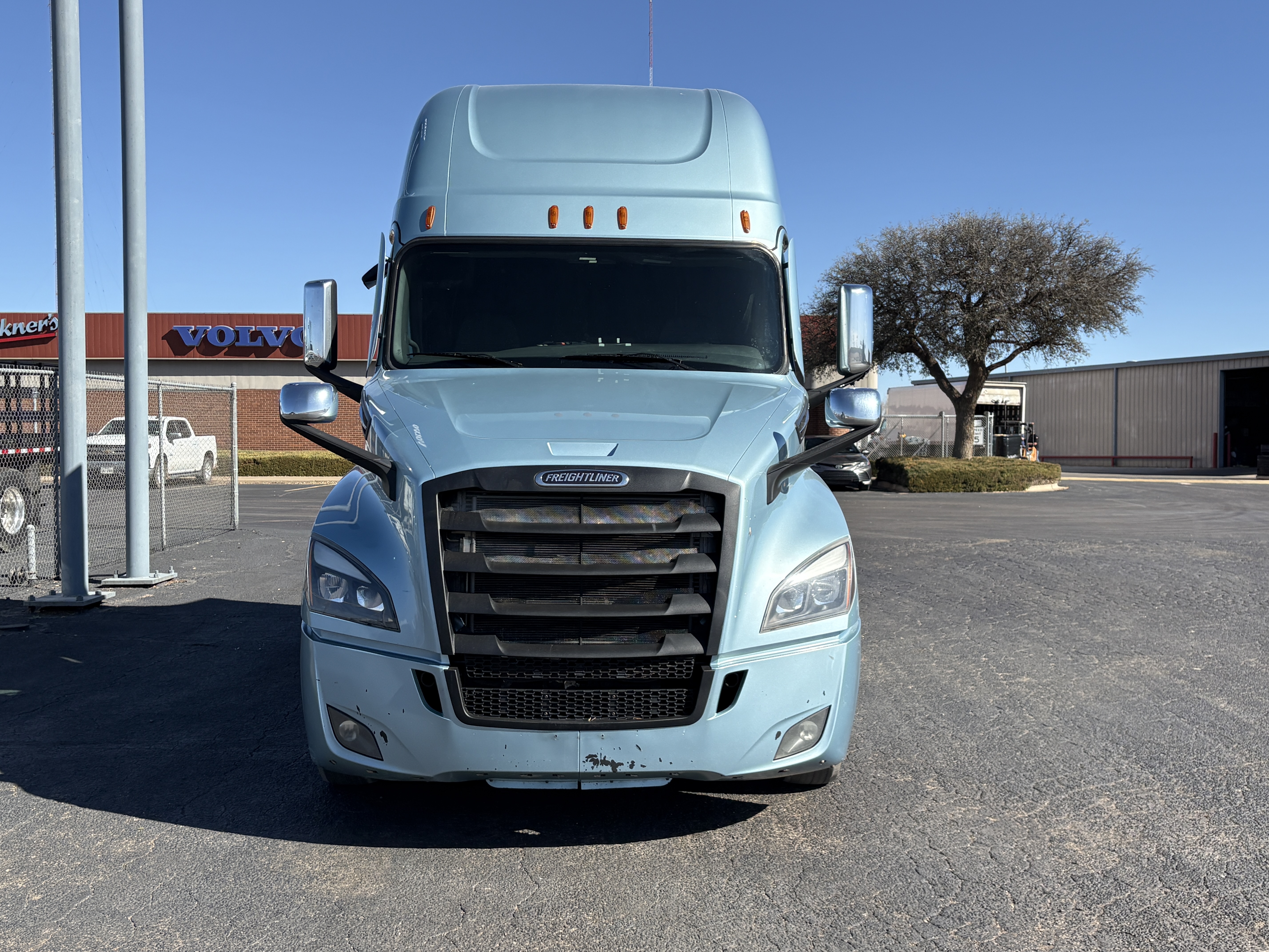 2023 Freightliner Cascadia - image 2