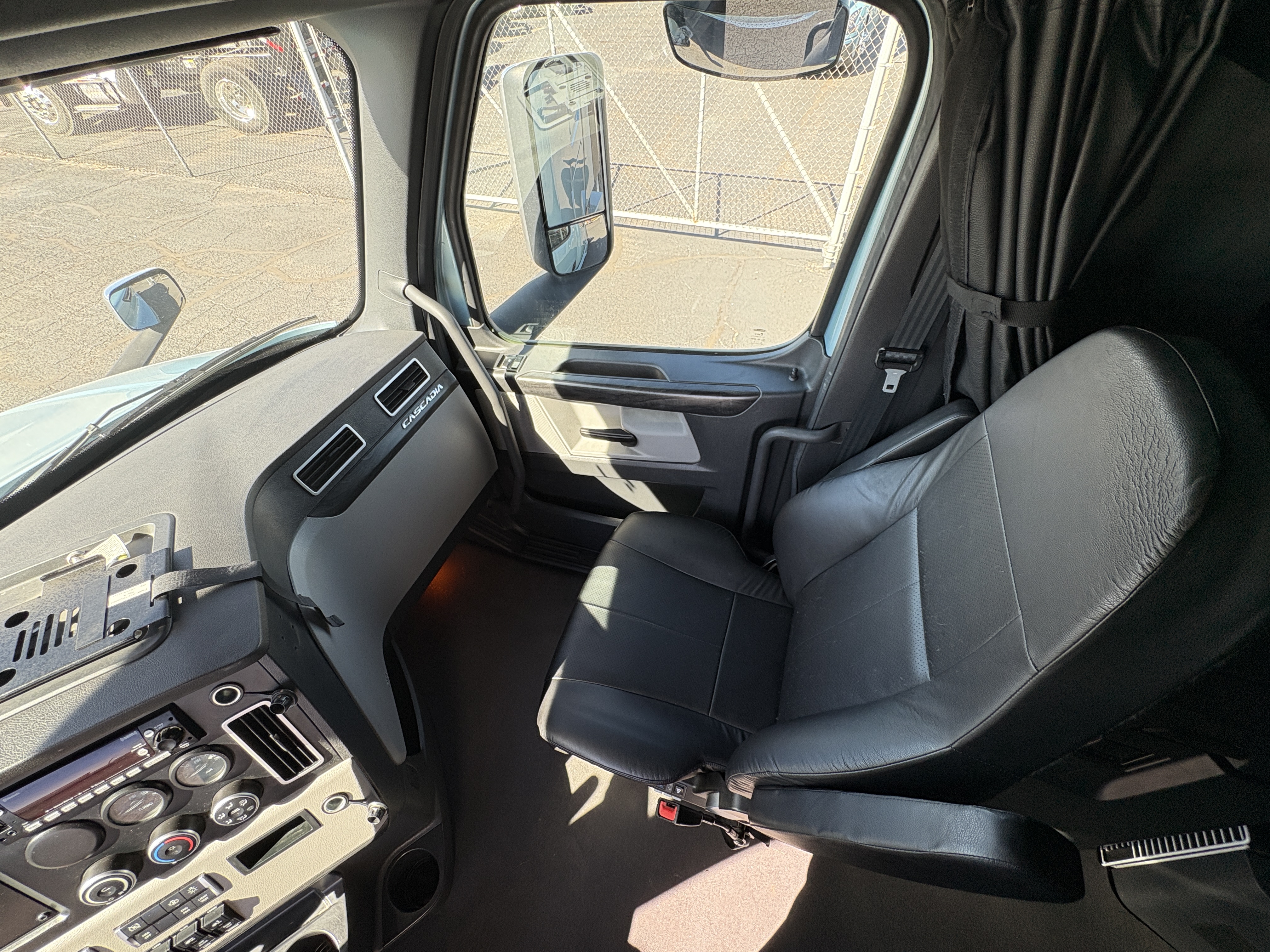 2023 Freightliner Cascadia - image 17