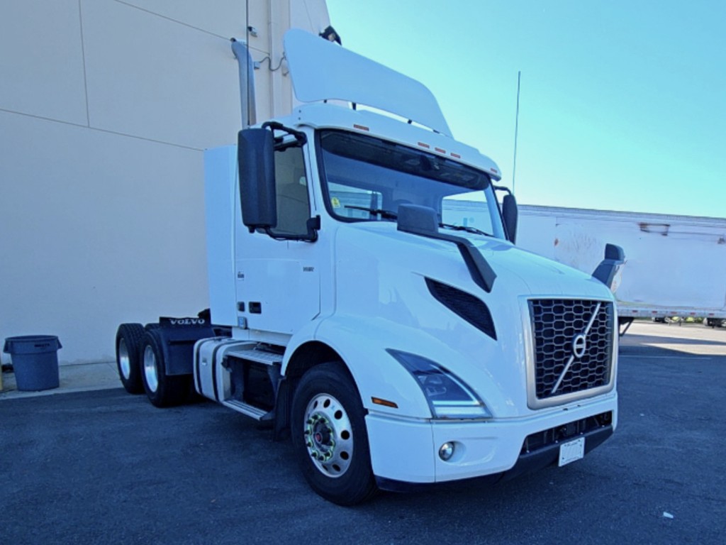 2020 Volvo - image 2