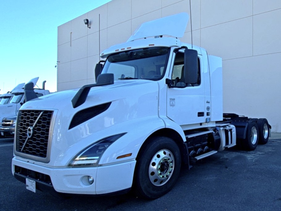 2020 Volvo - image 1