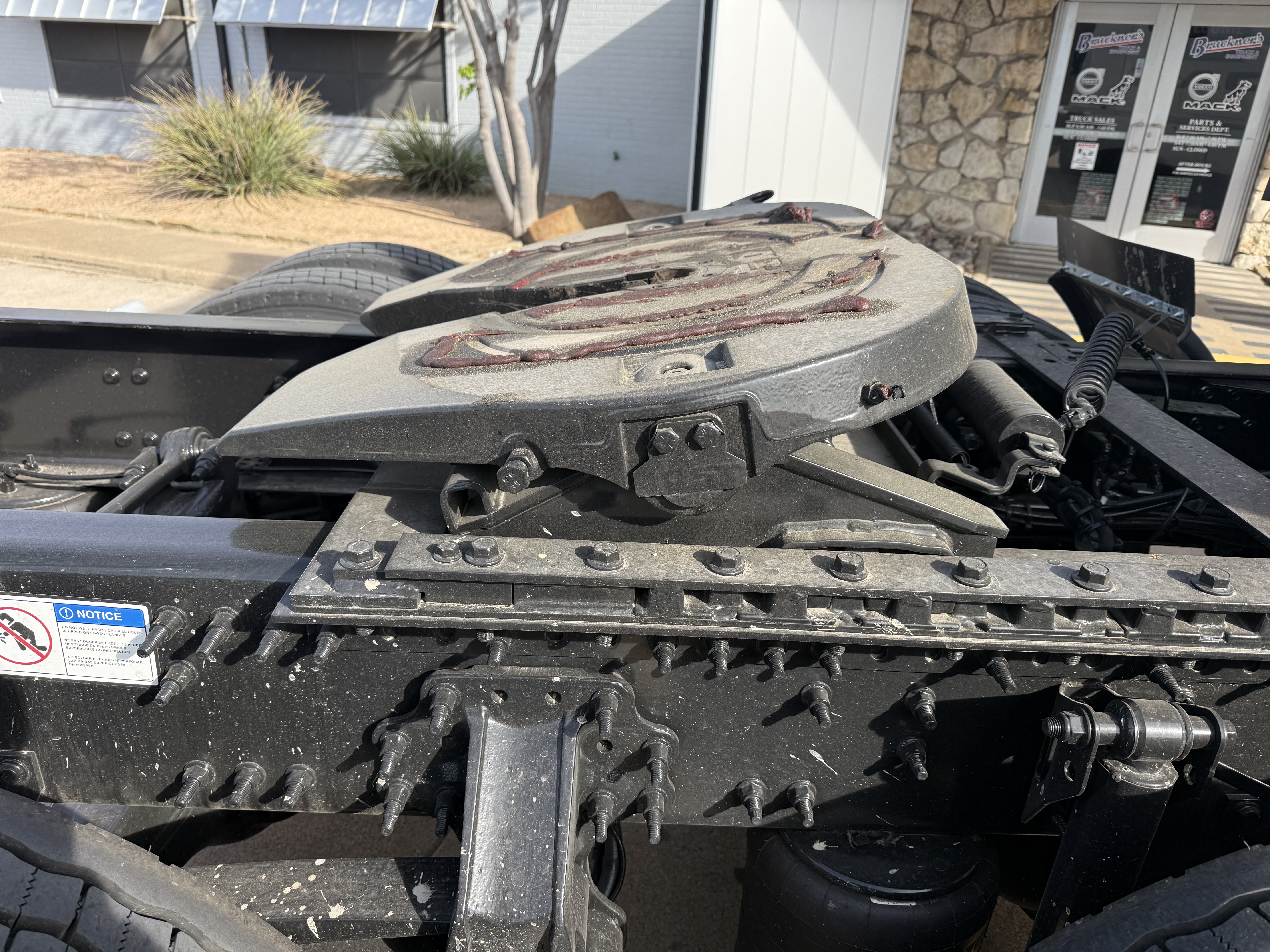 2027 Volvo - image 9