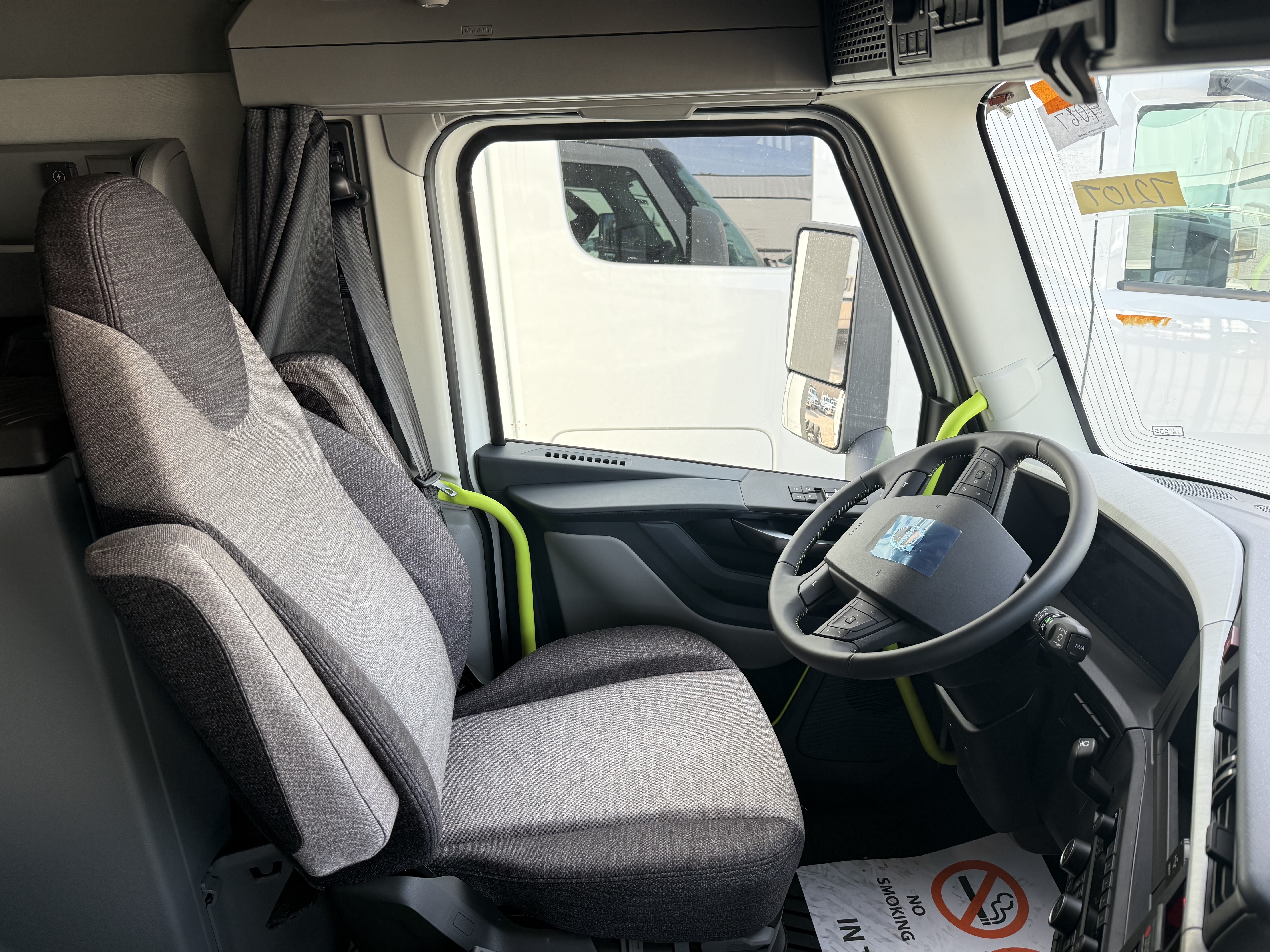 2027 Volvo - image 11