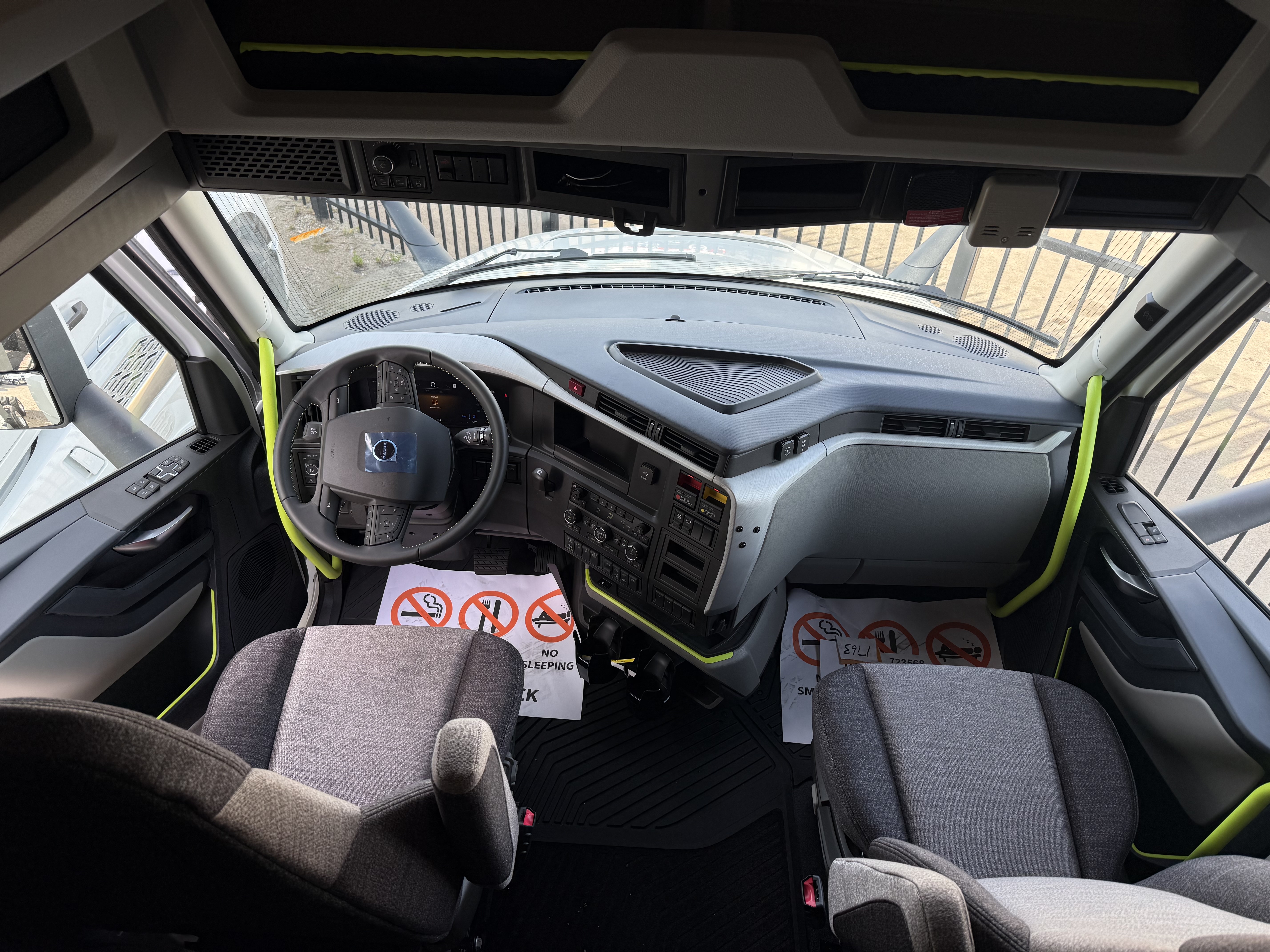 2027 Volvo - image 19