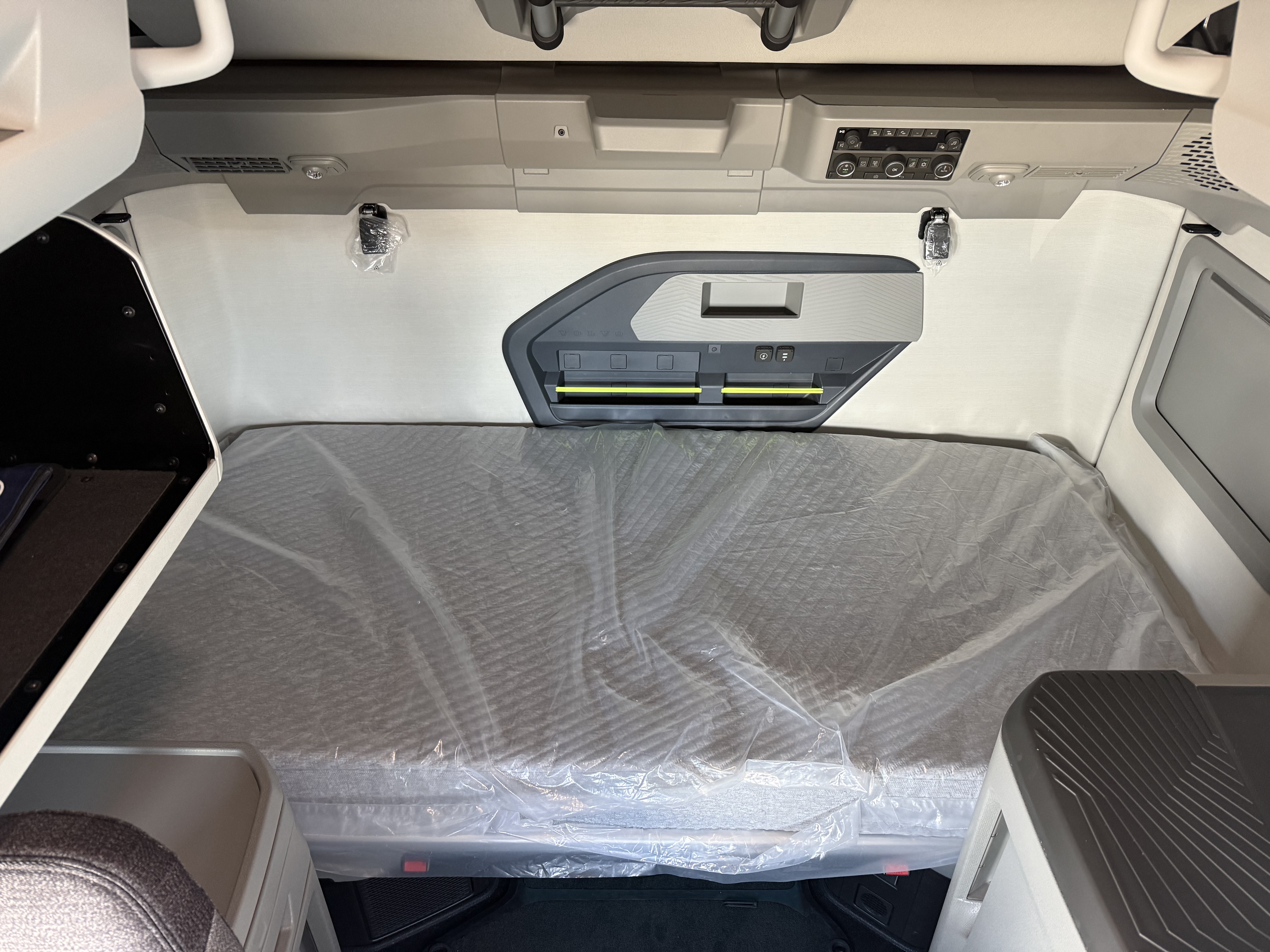 2027 Volvo - image 15