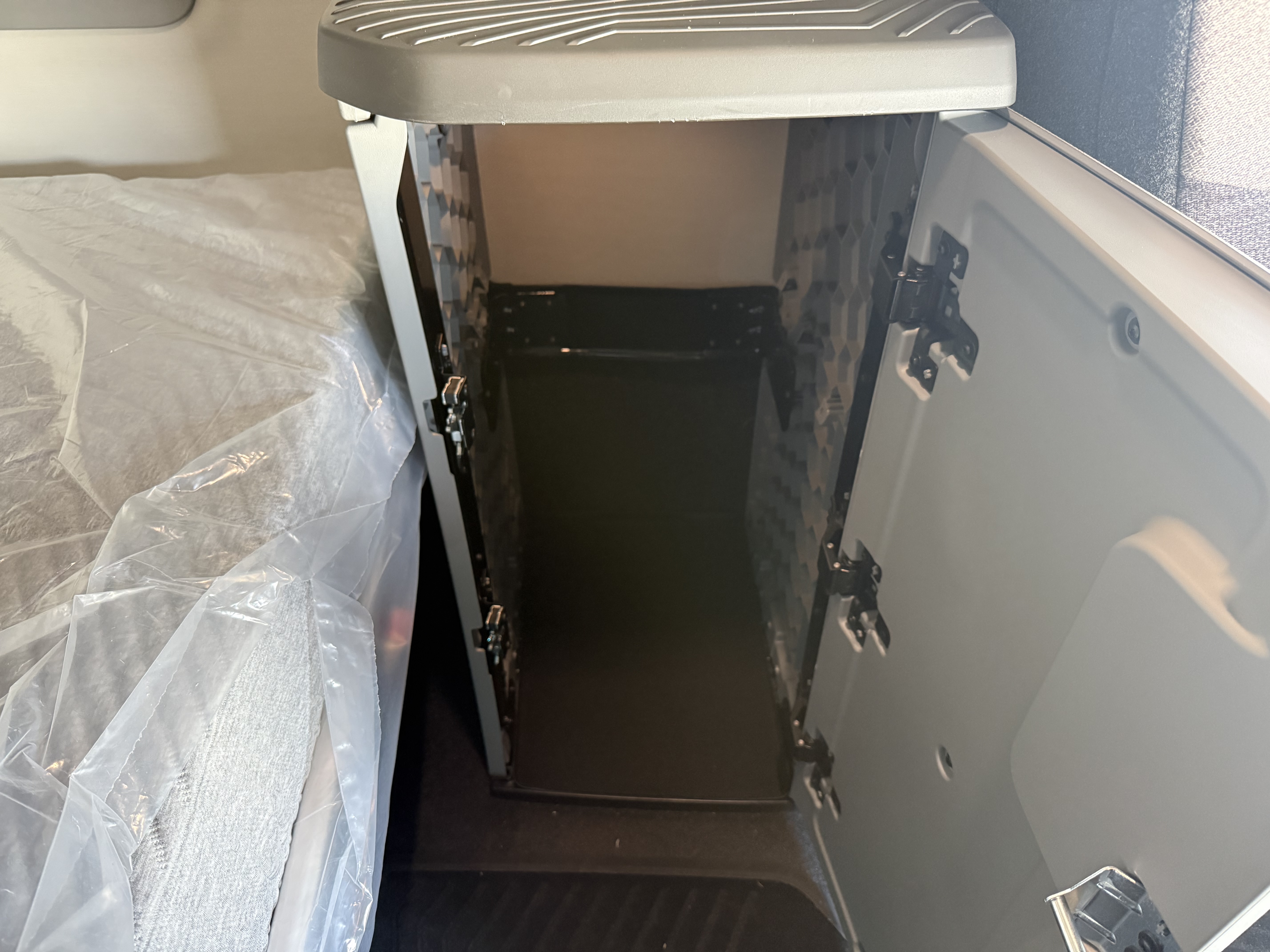 2027 Volvo - image 16