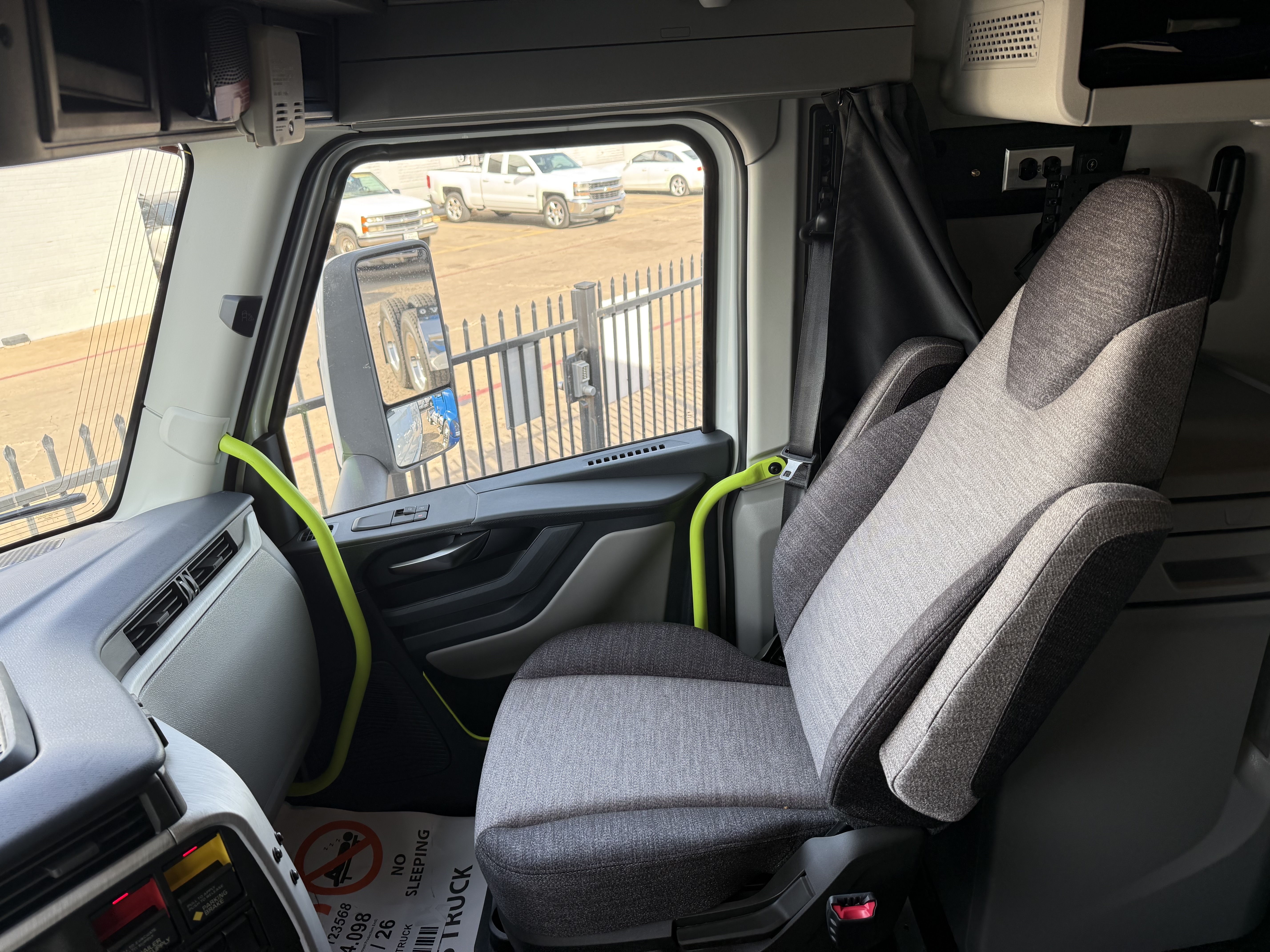 2027 Volvo - image 13