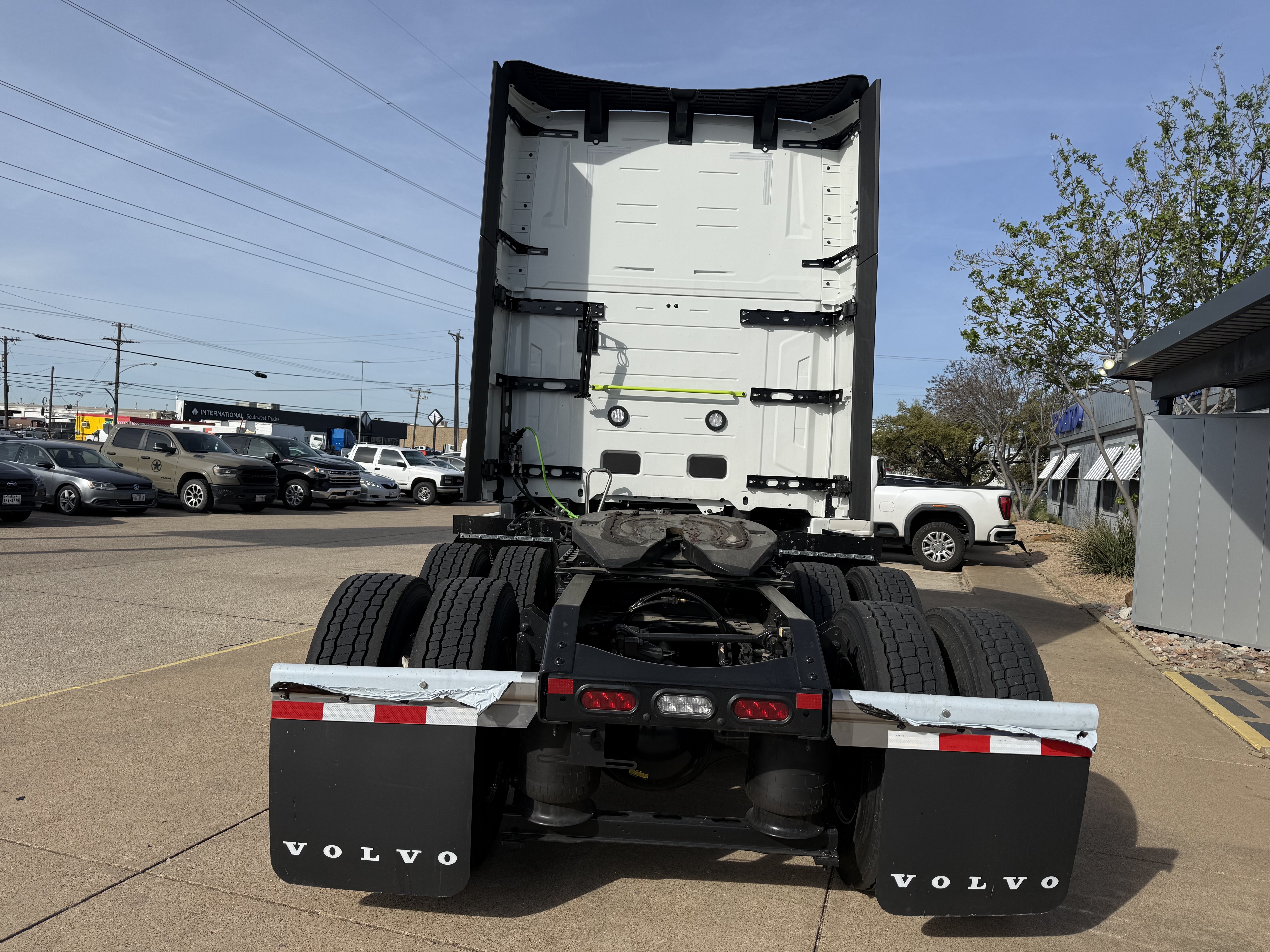 2027 Volvo - image 5