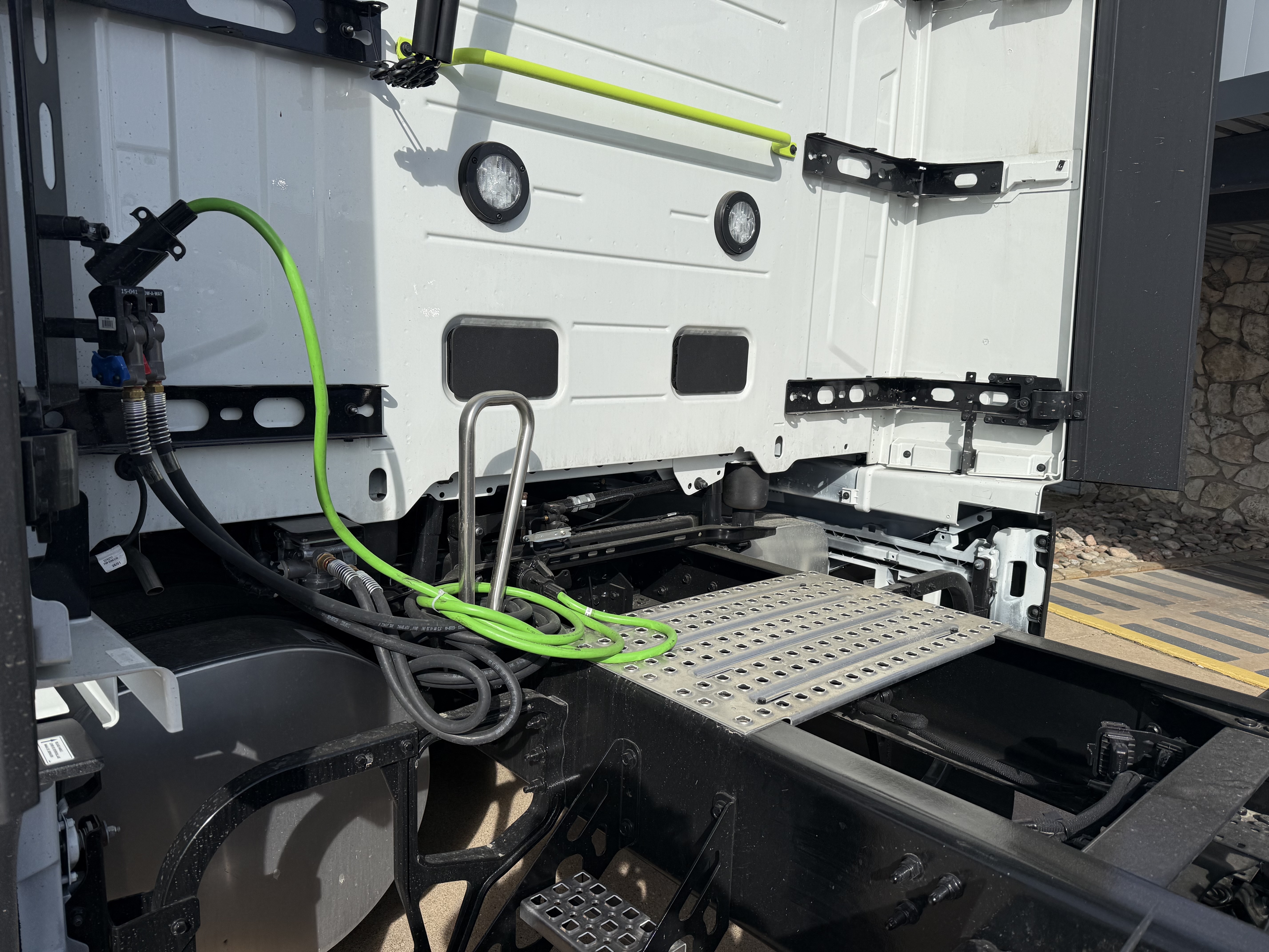 2027 Volvo - image 10