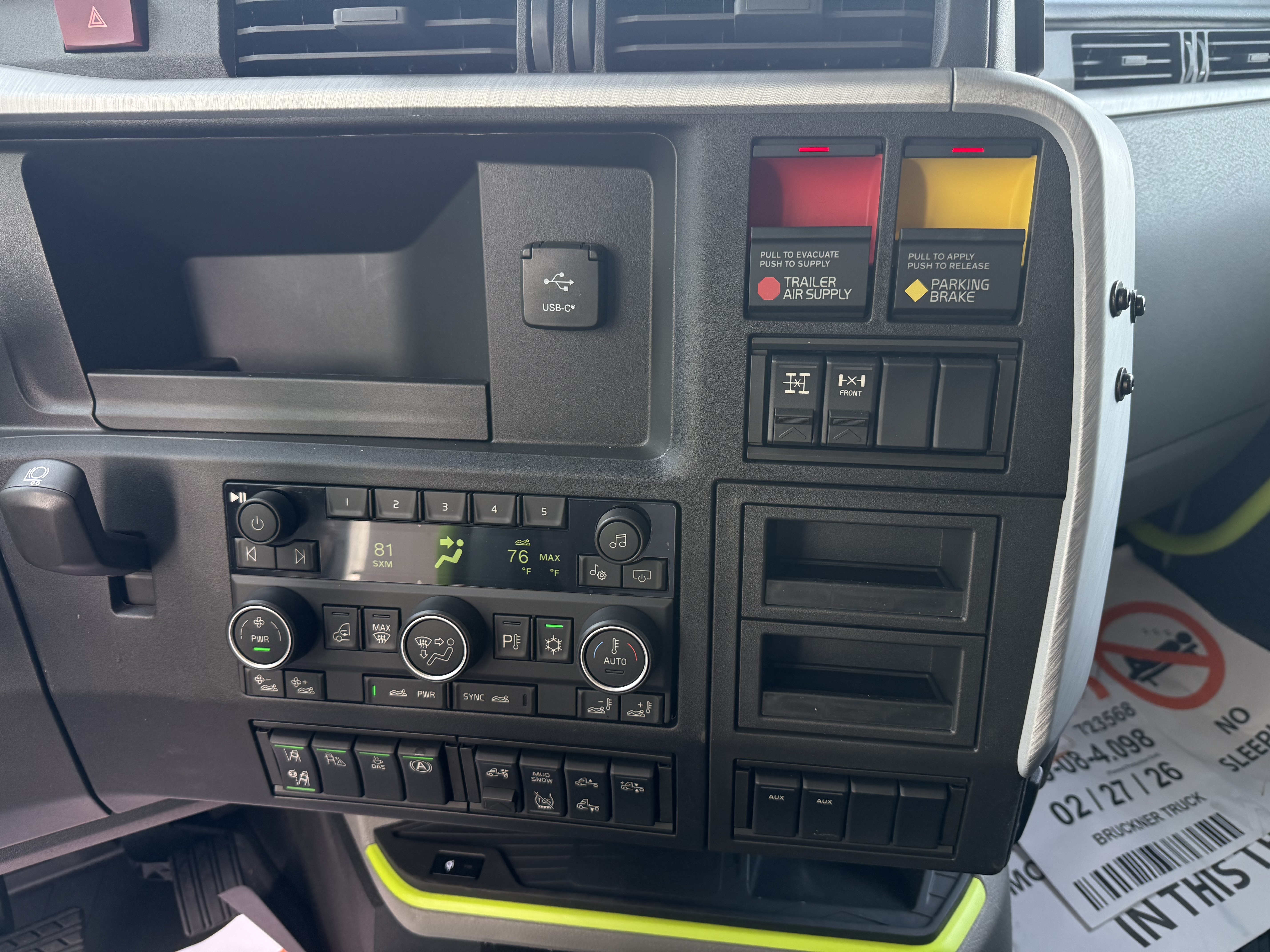 2027 Volvo - image 12