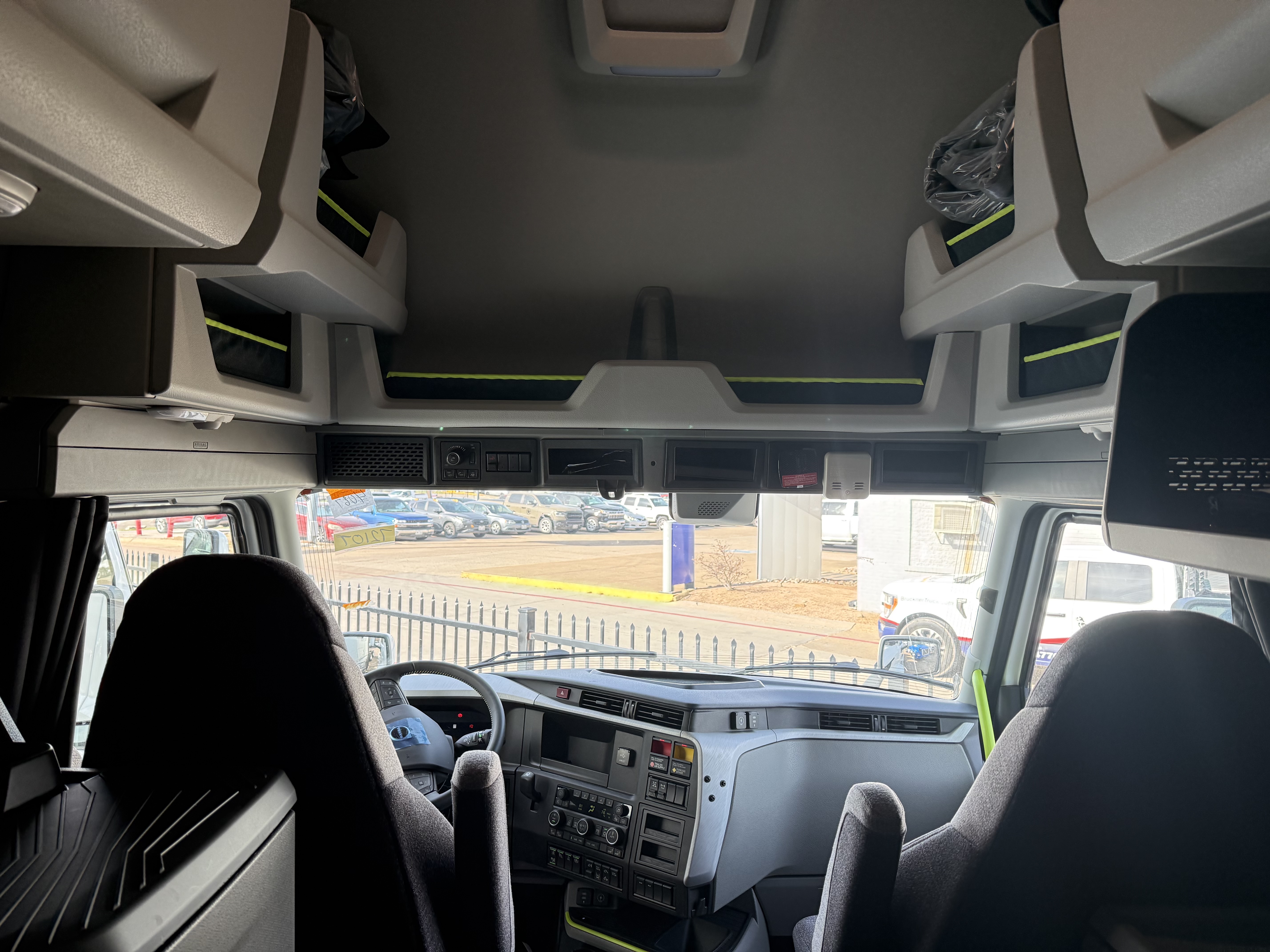 2027 Volvo - image 18