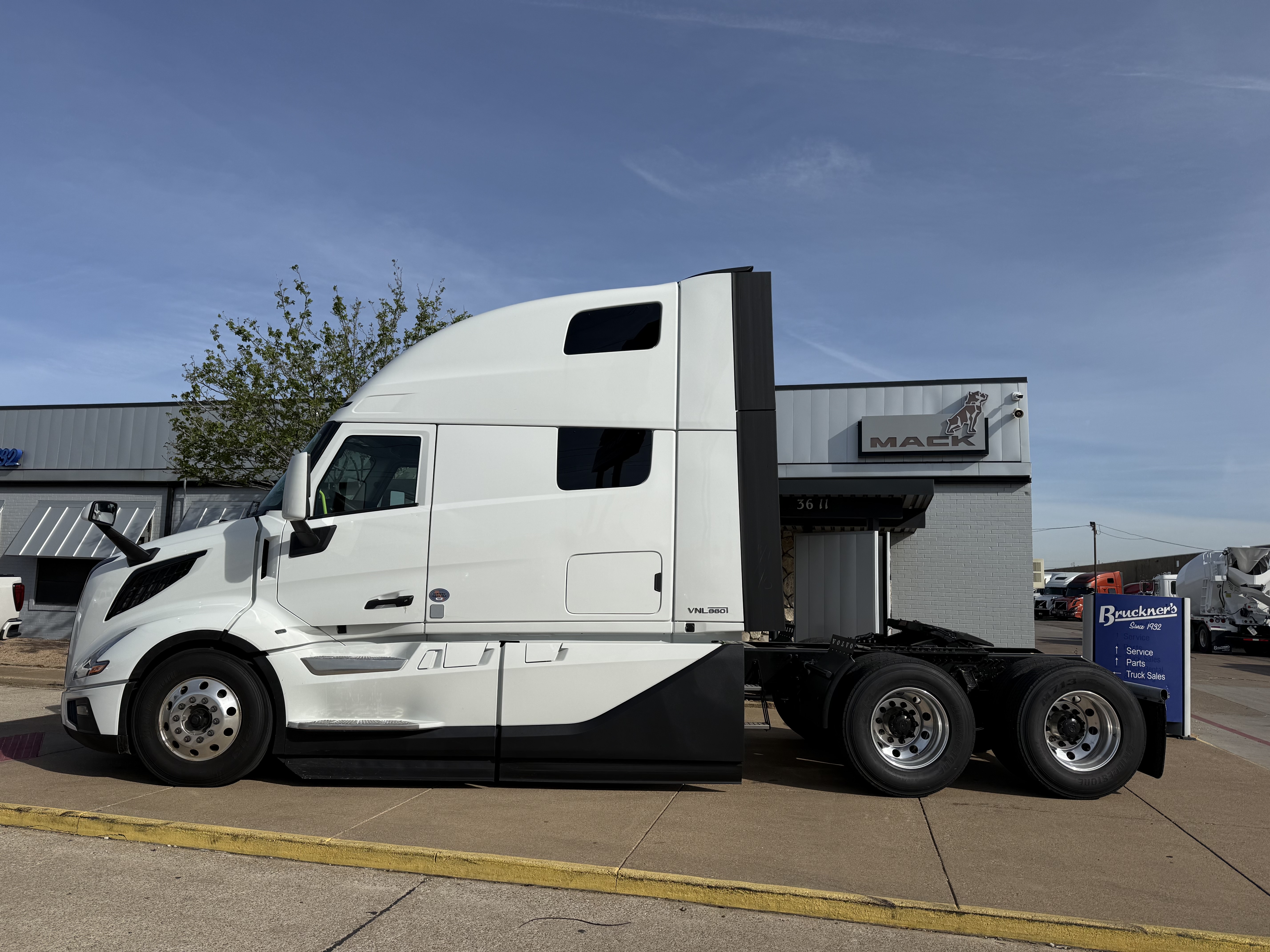 2027 Volvo - image 3