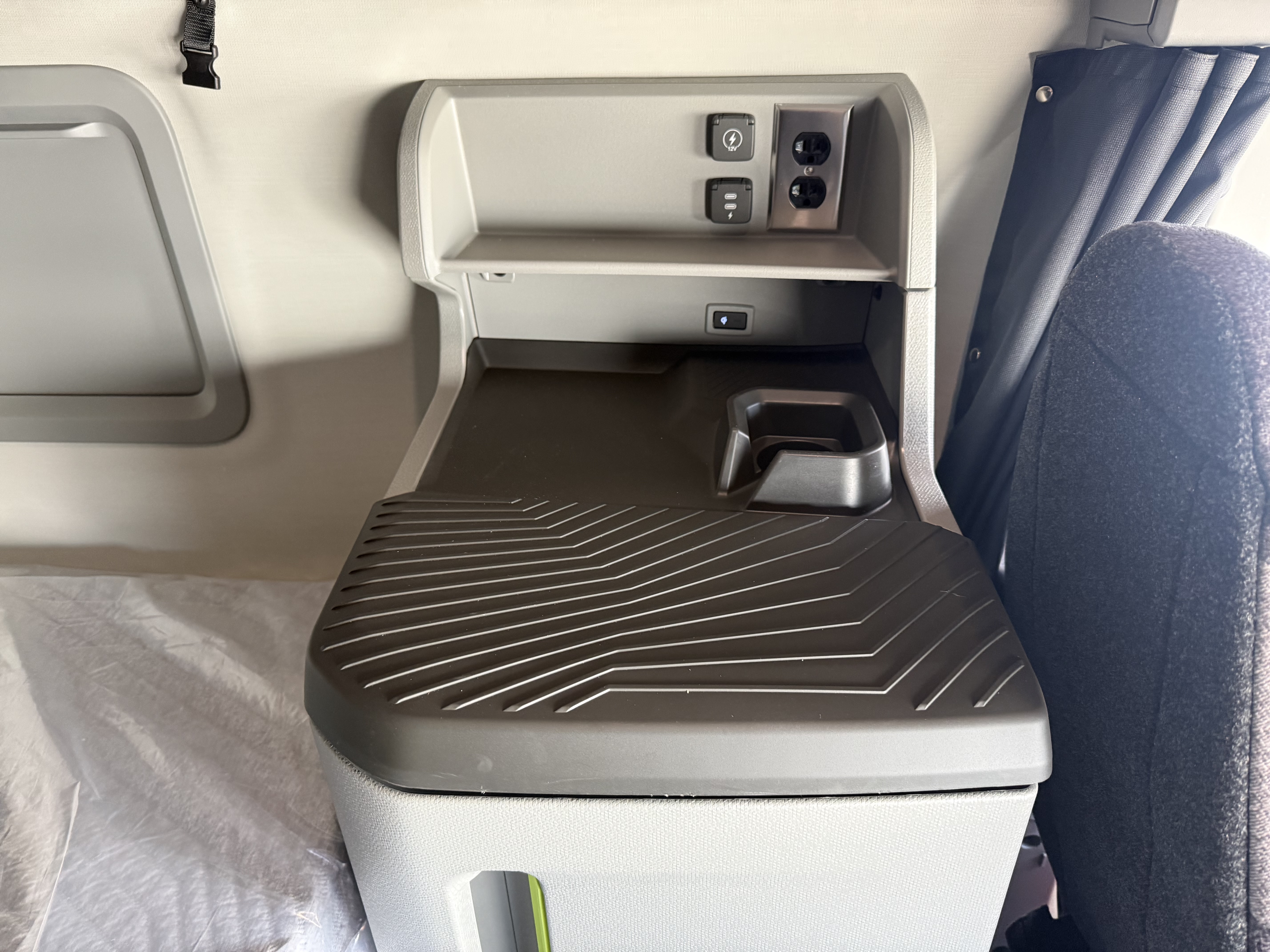 2027 Volvo - image 17