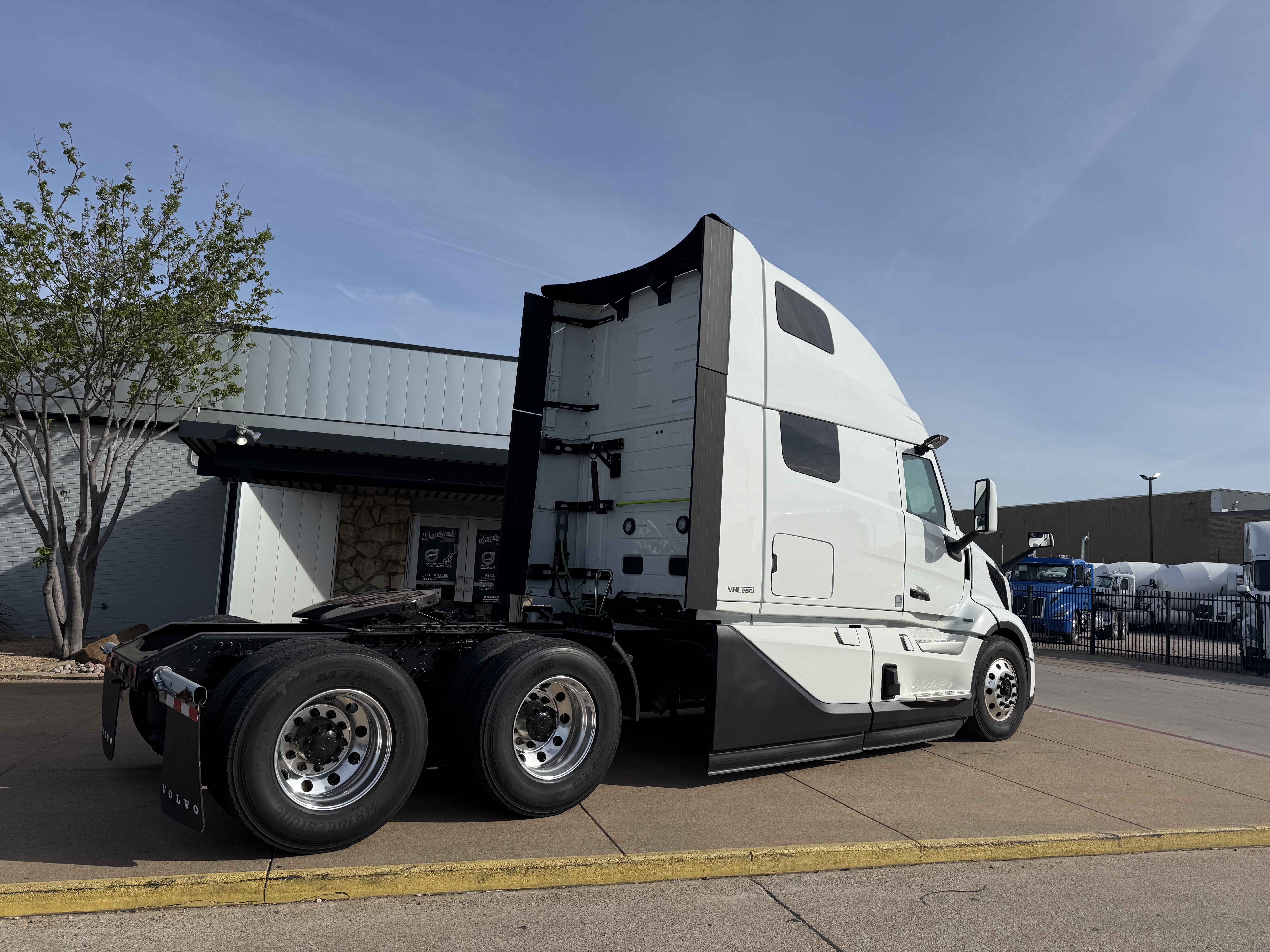 2027 Volvo - image 6