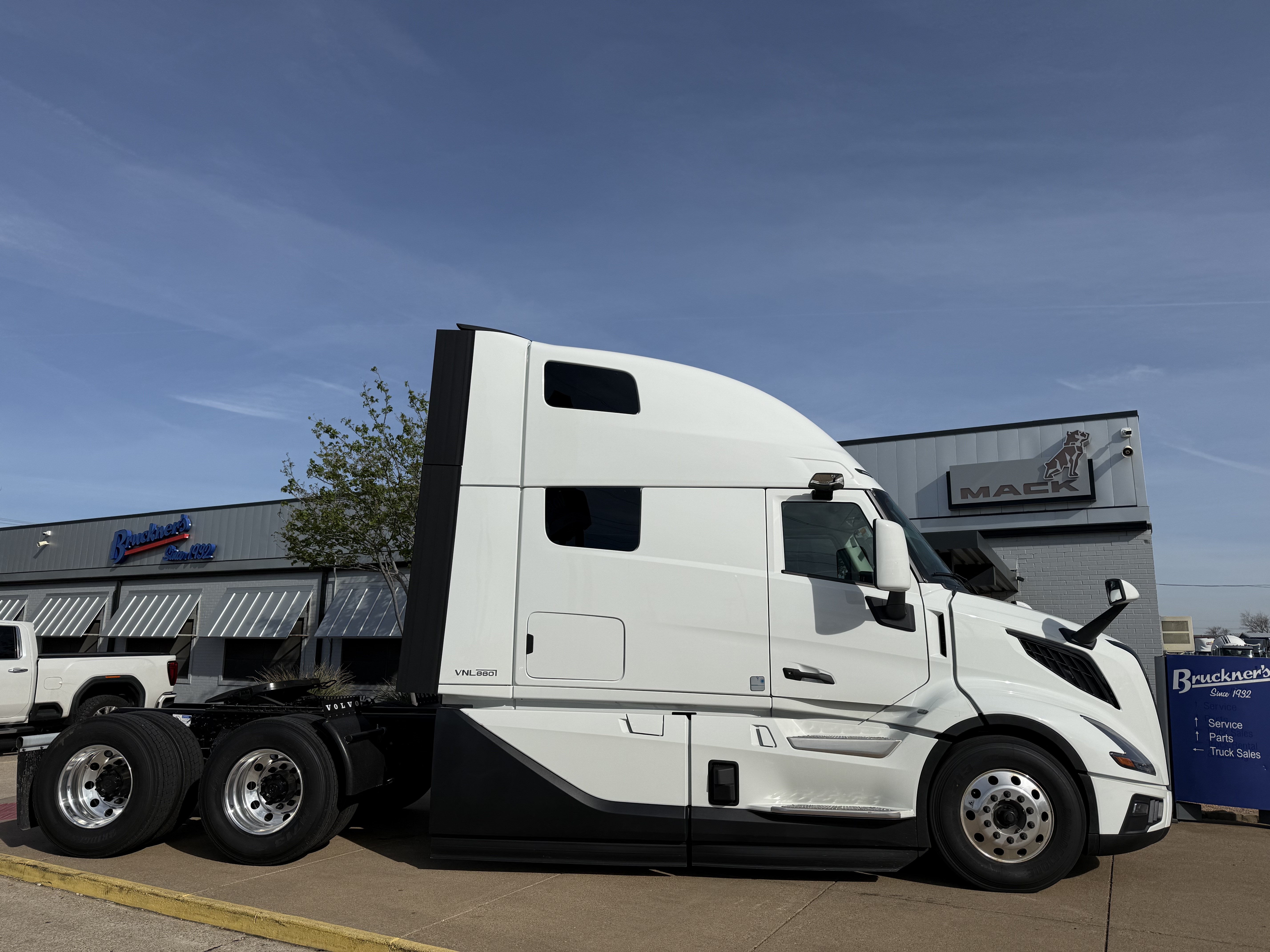 2027 Volvo - image 7