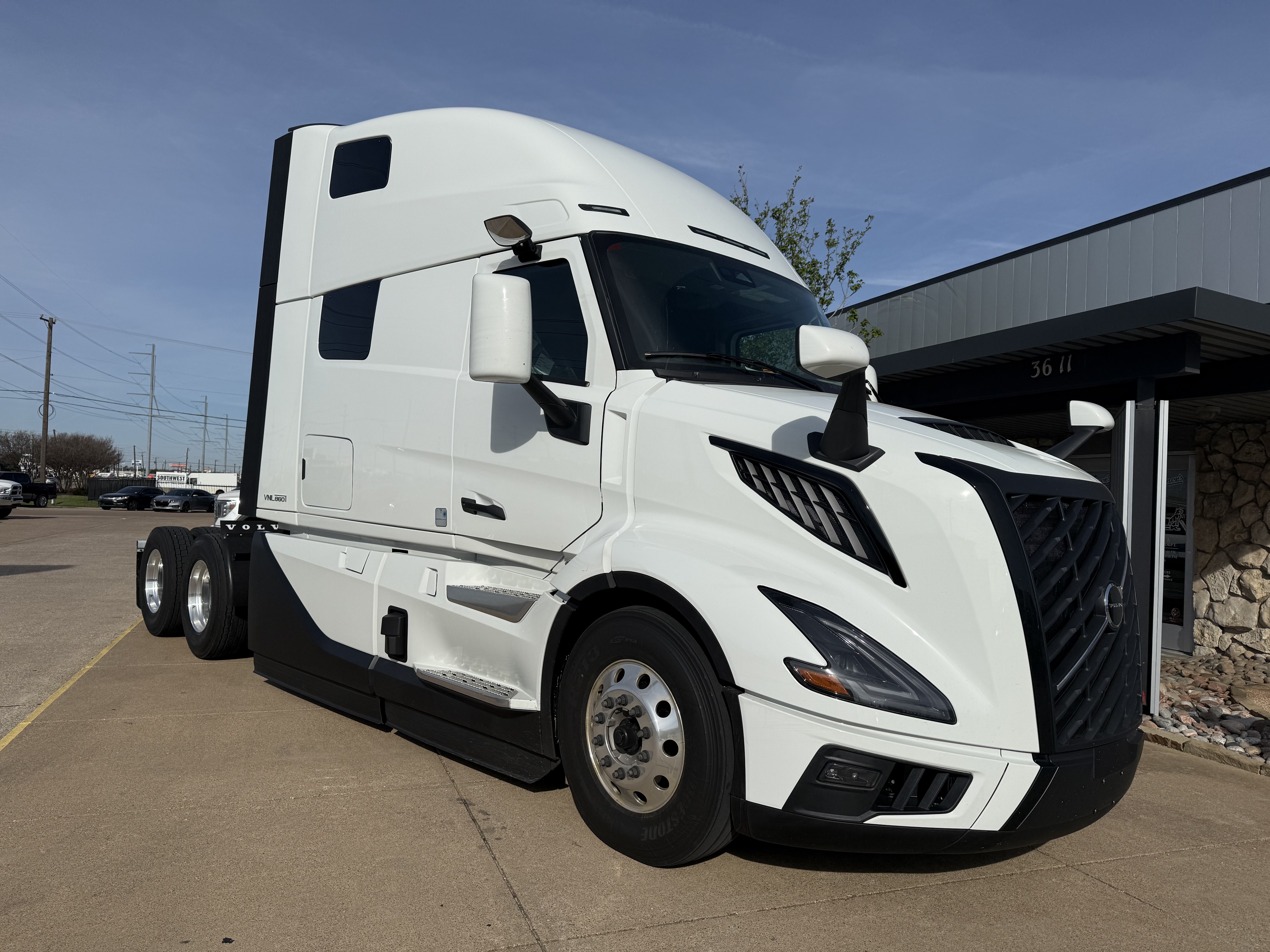 2027 Volvo - image 8