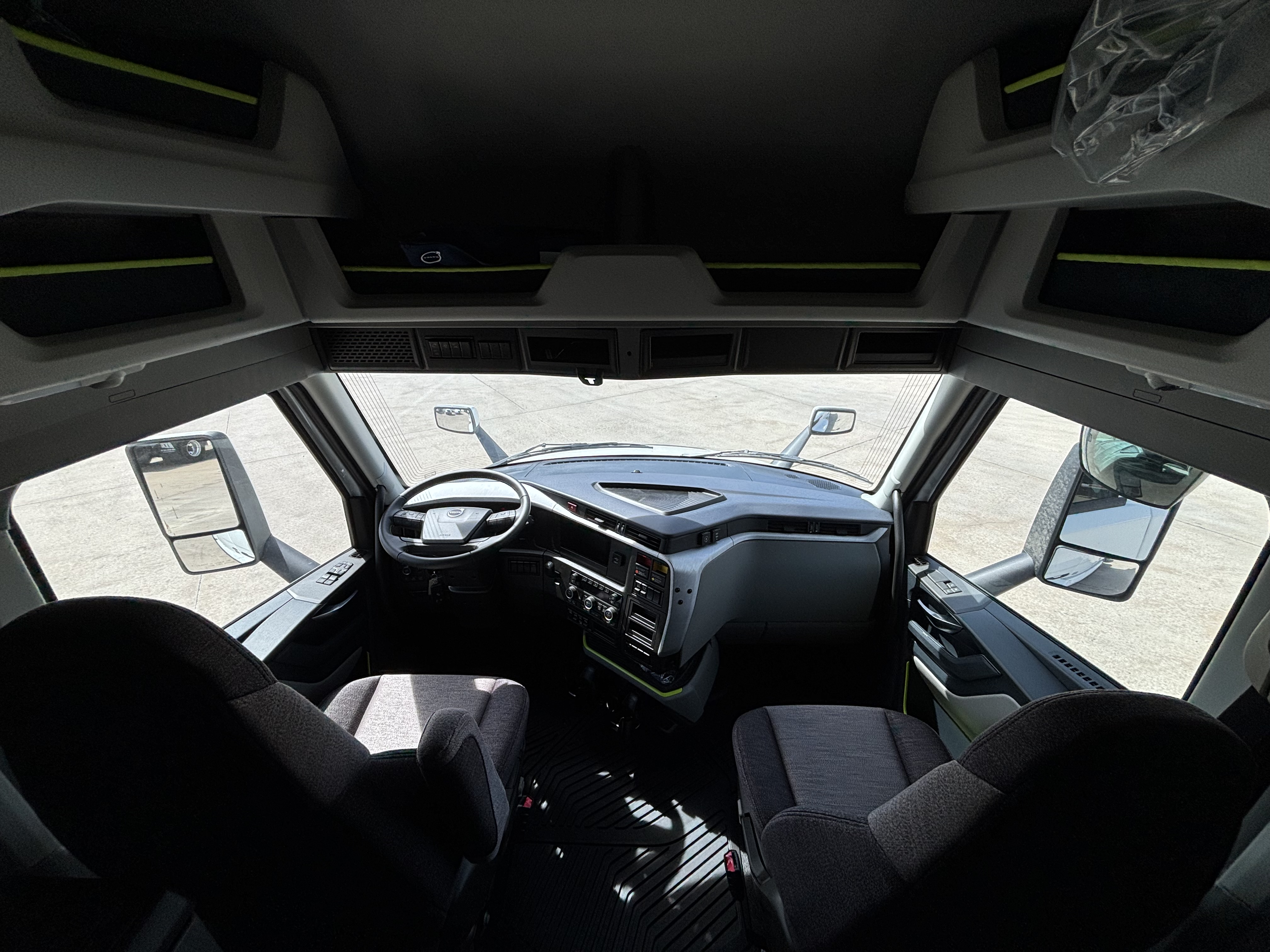 2027 Volvo - image 24