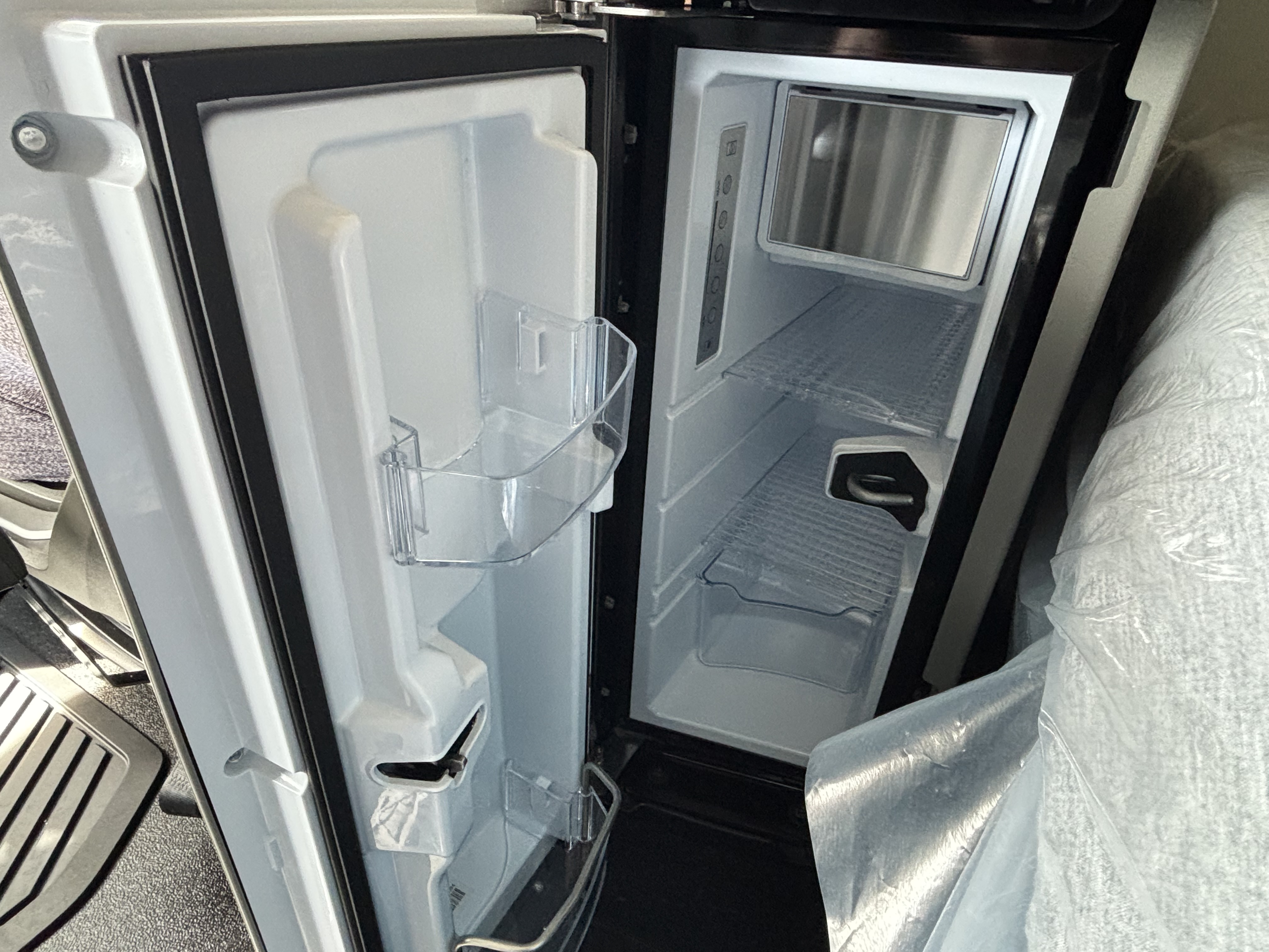 2027 Volvo - image 23