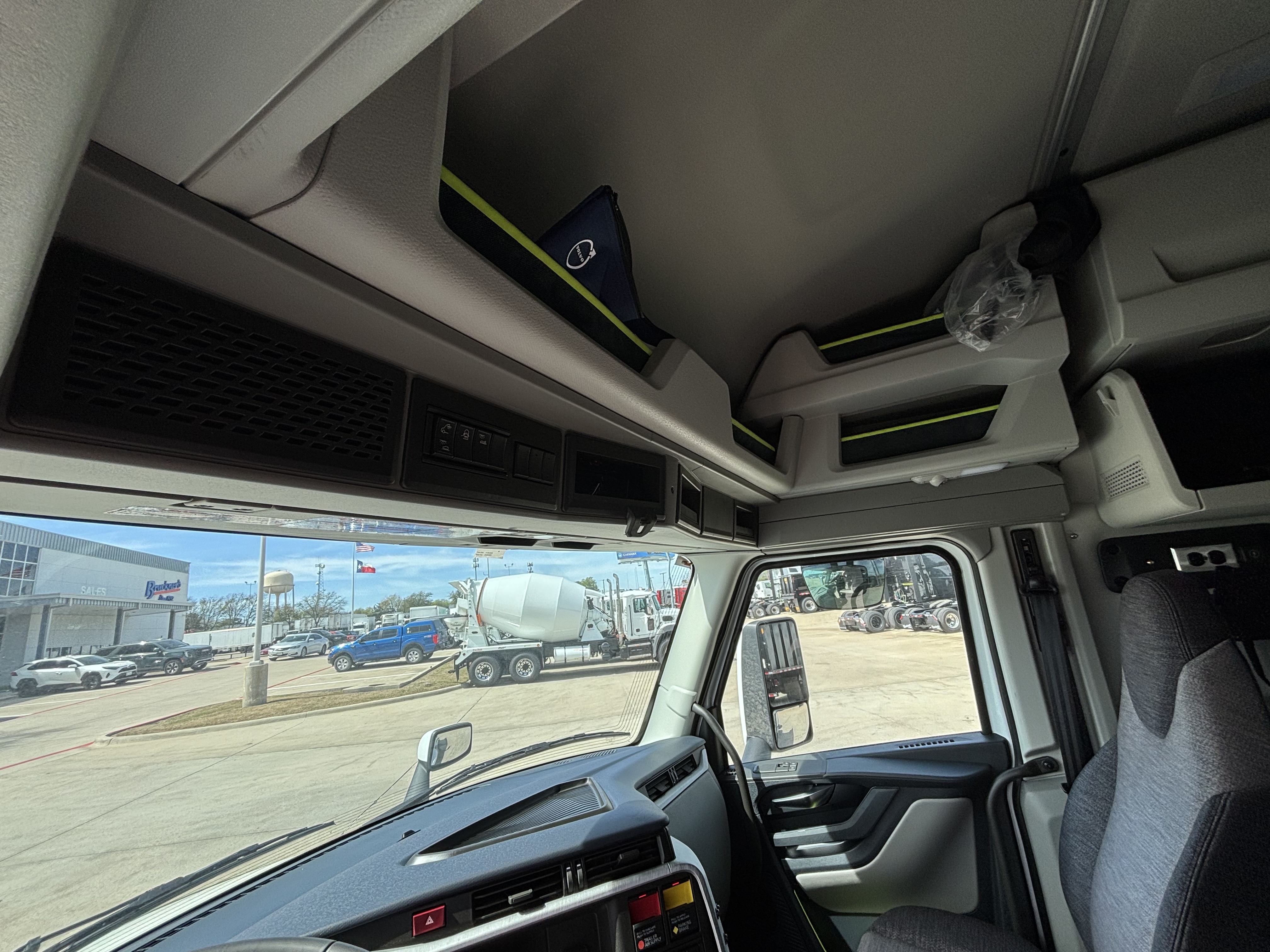 2027 Volvo - image 17