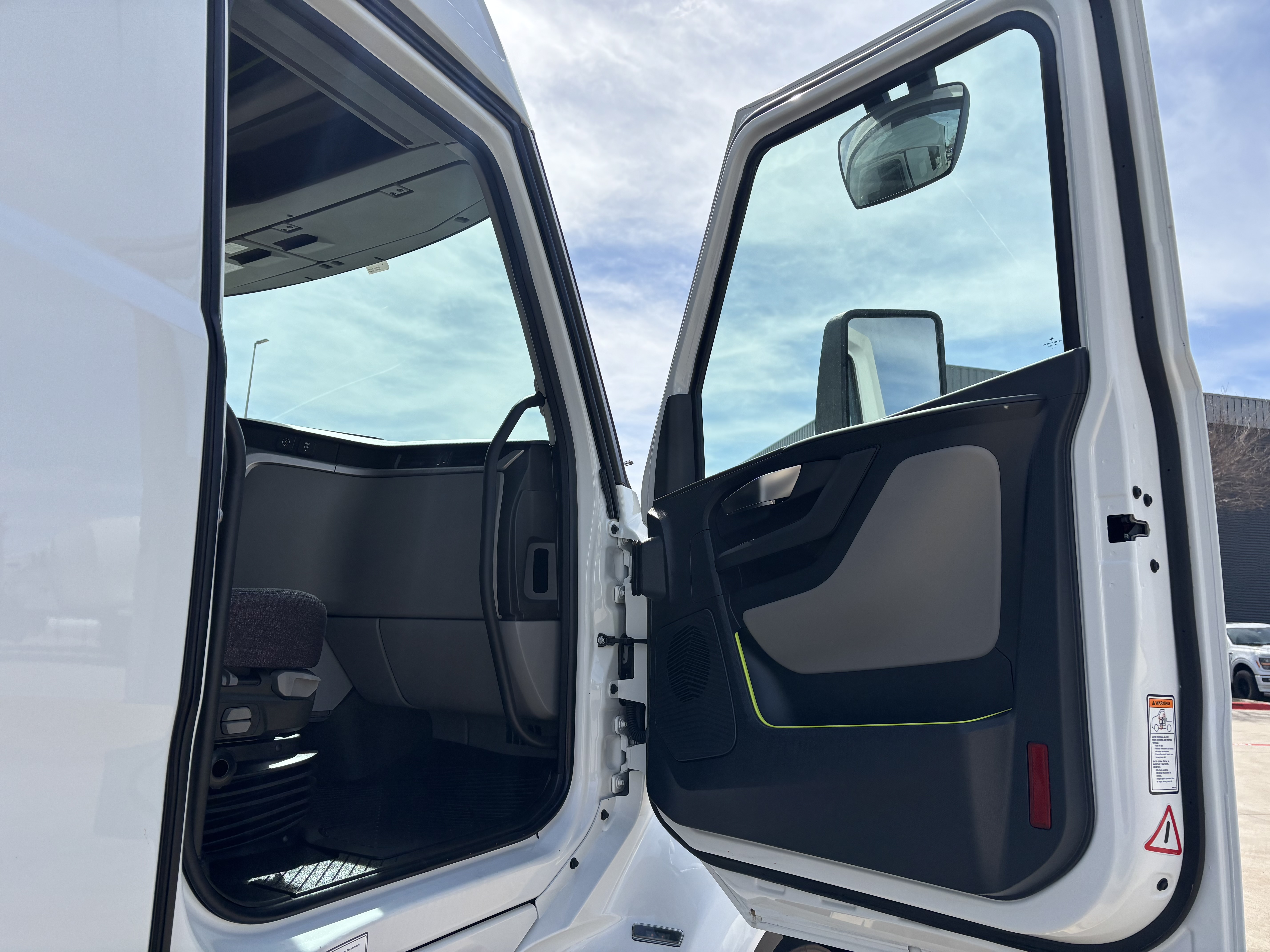 2027 Volvo - image 13