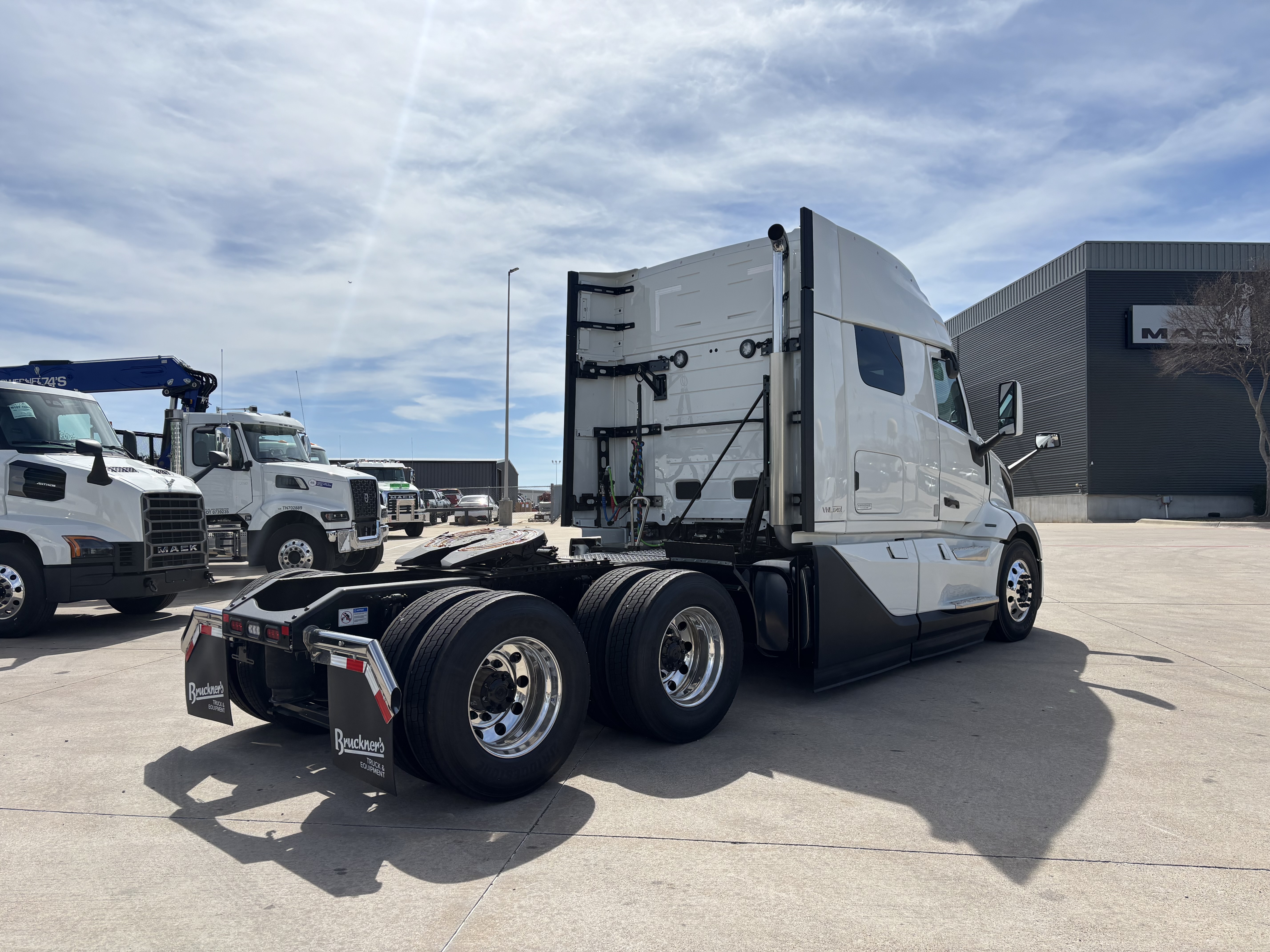 2027 Volvo - image 5