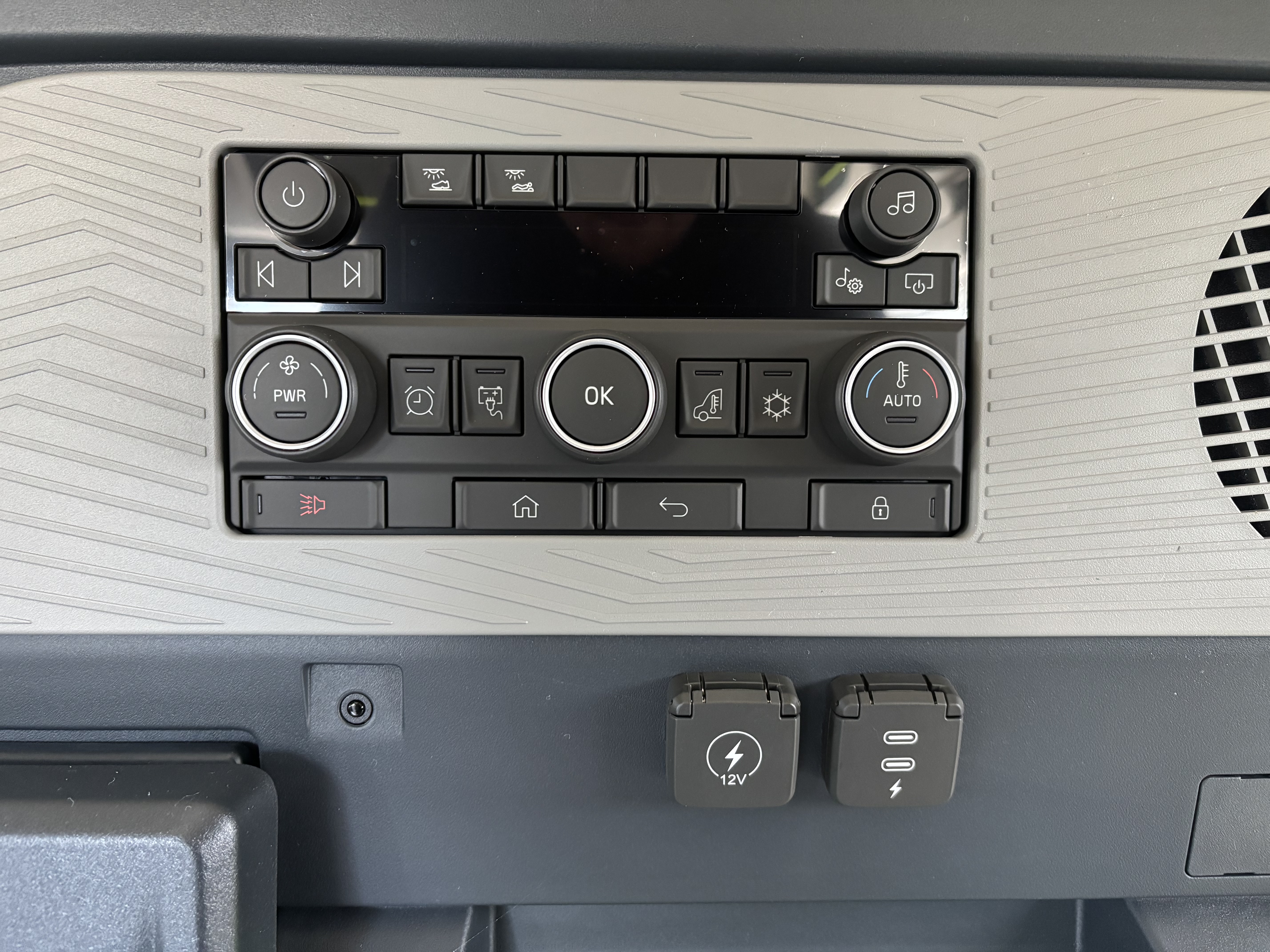 2027 Volvo - image 19