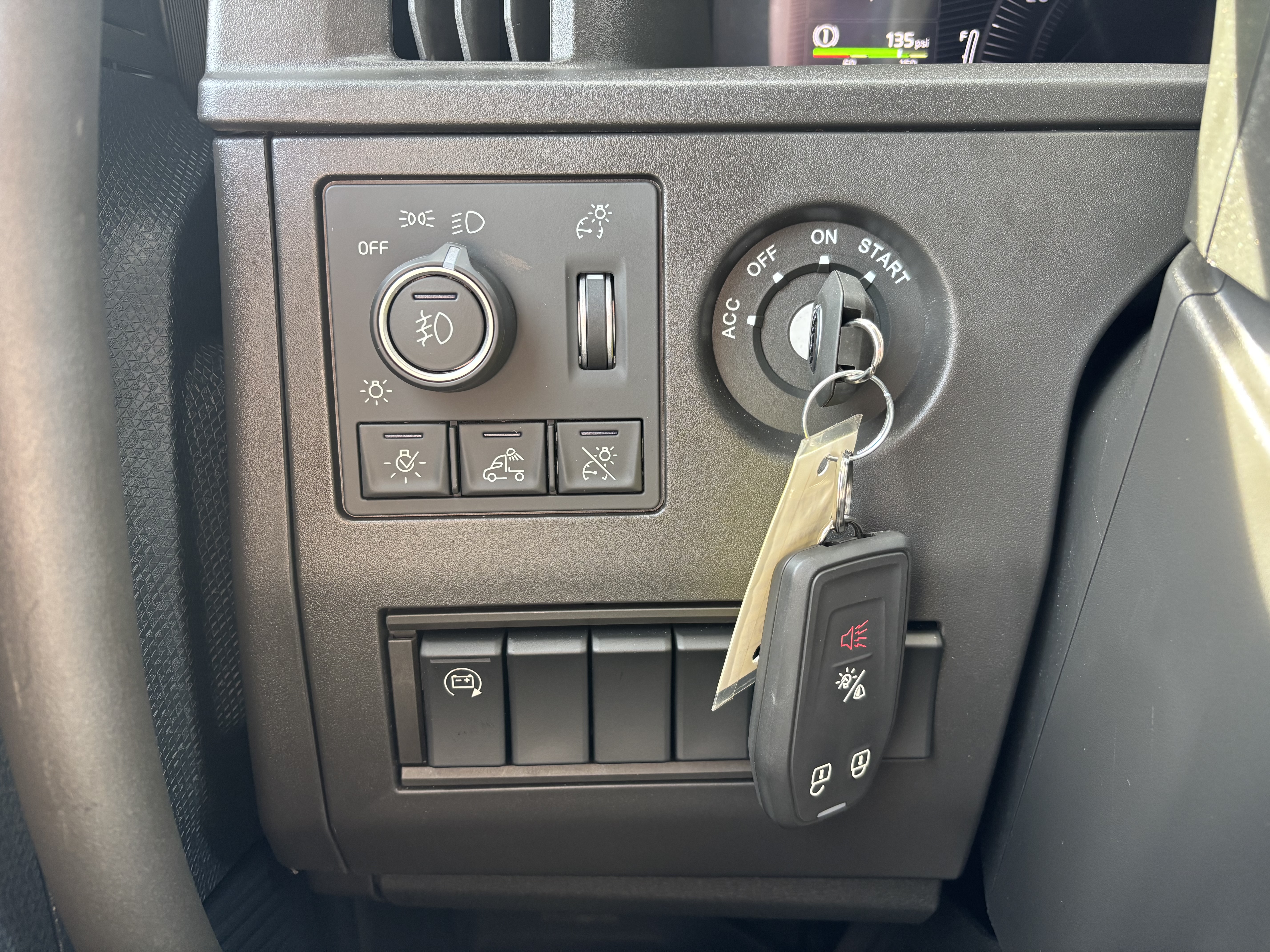 2027 Volvo - image 26