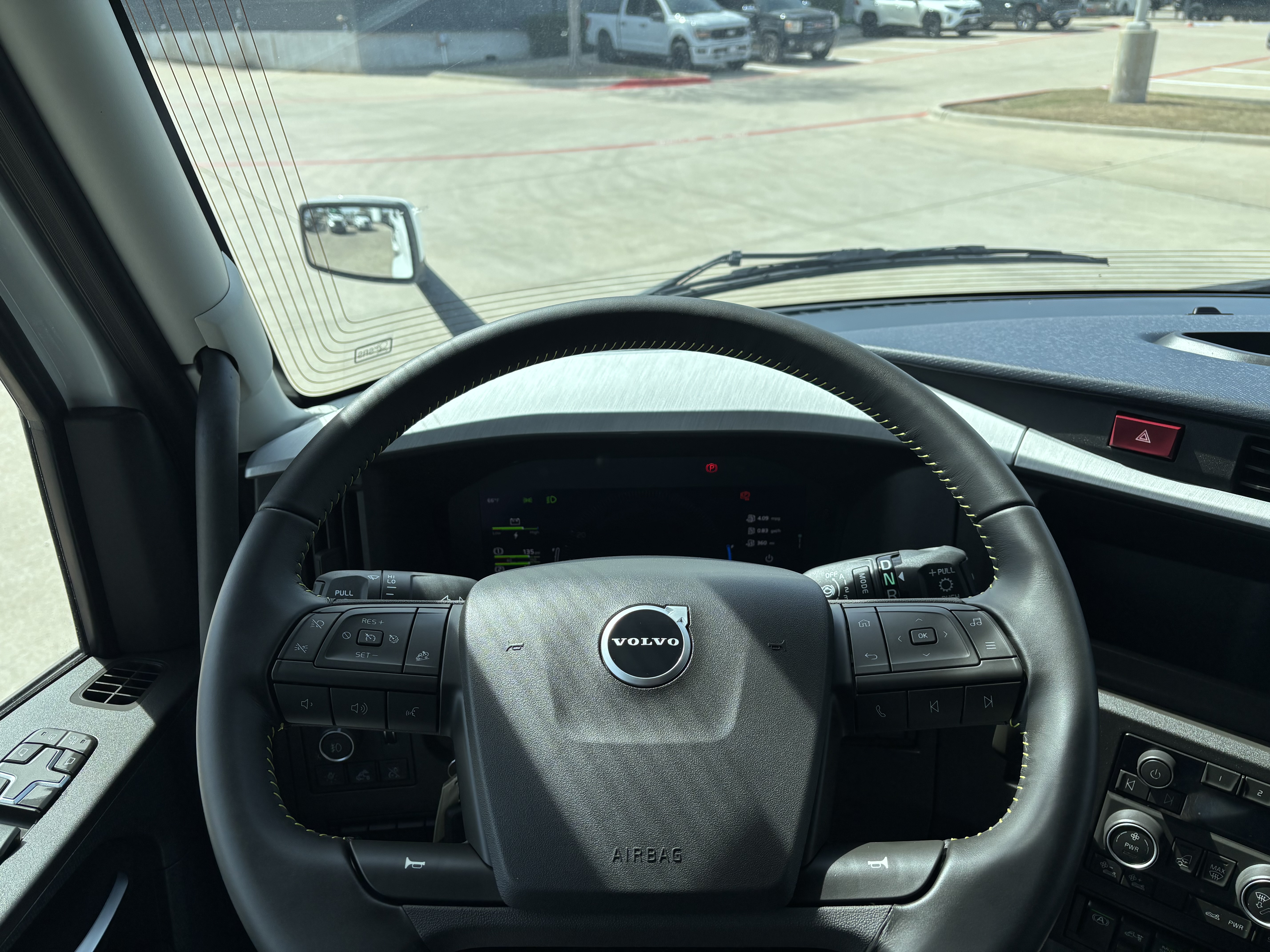 2027 Volvo - image 27