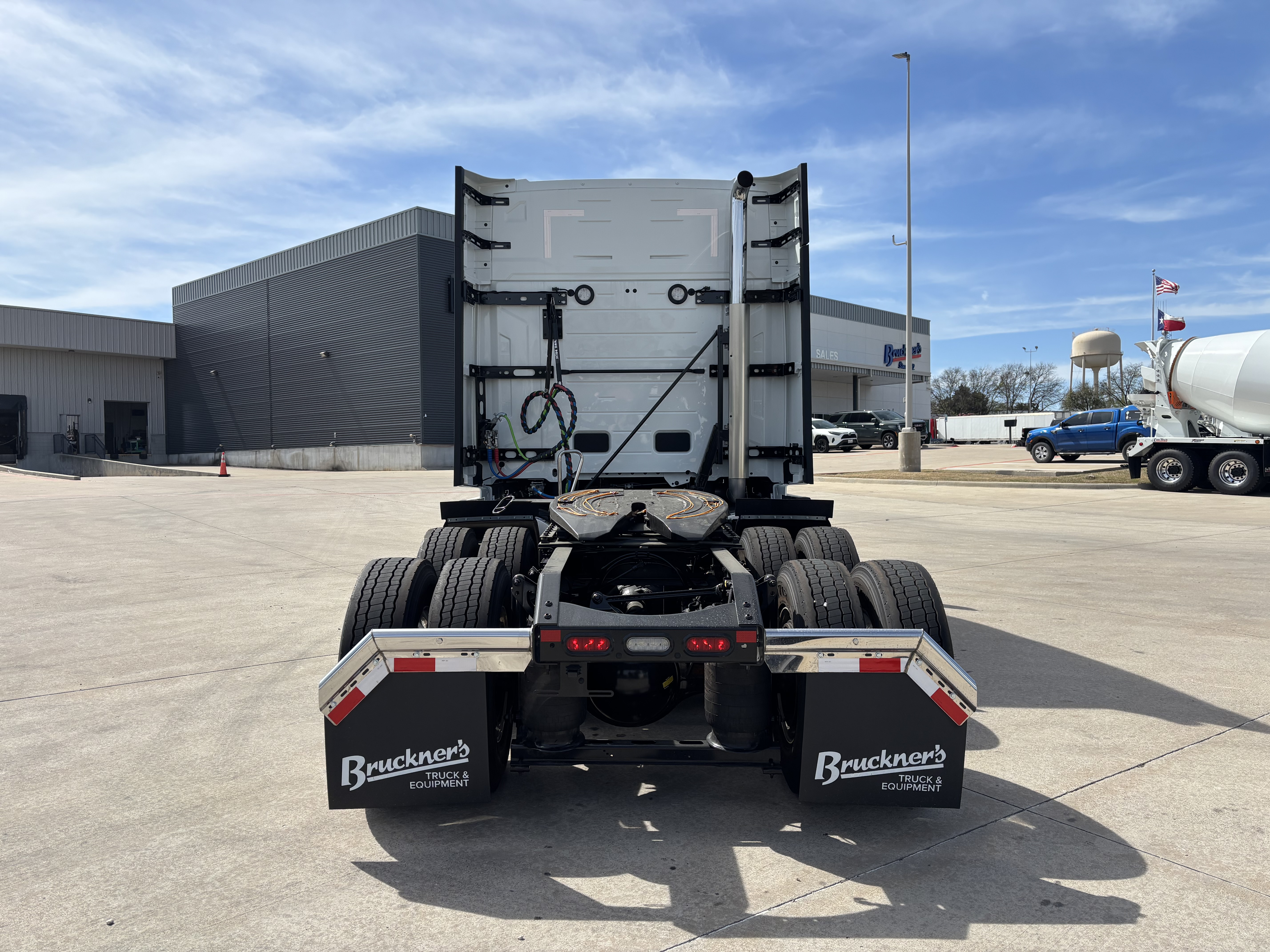 2027 Volvo - image 6