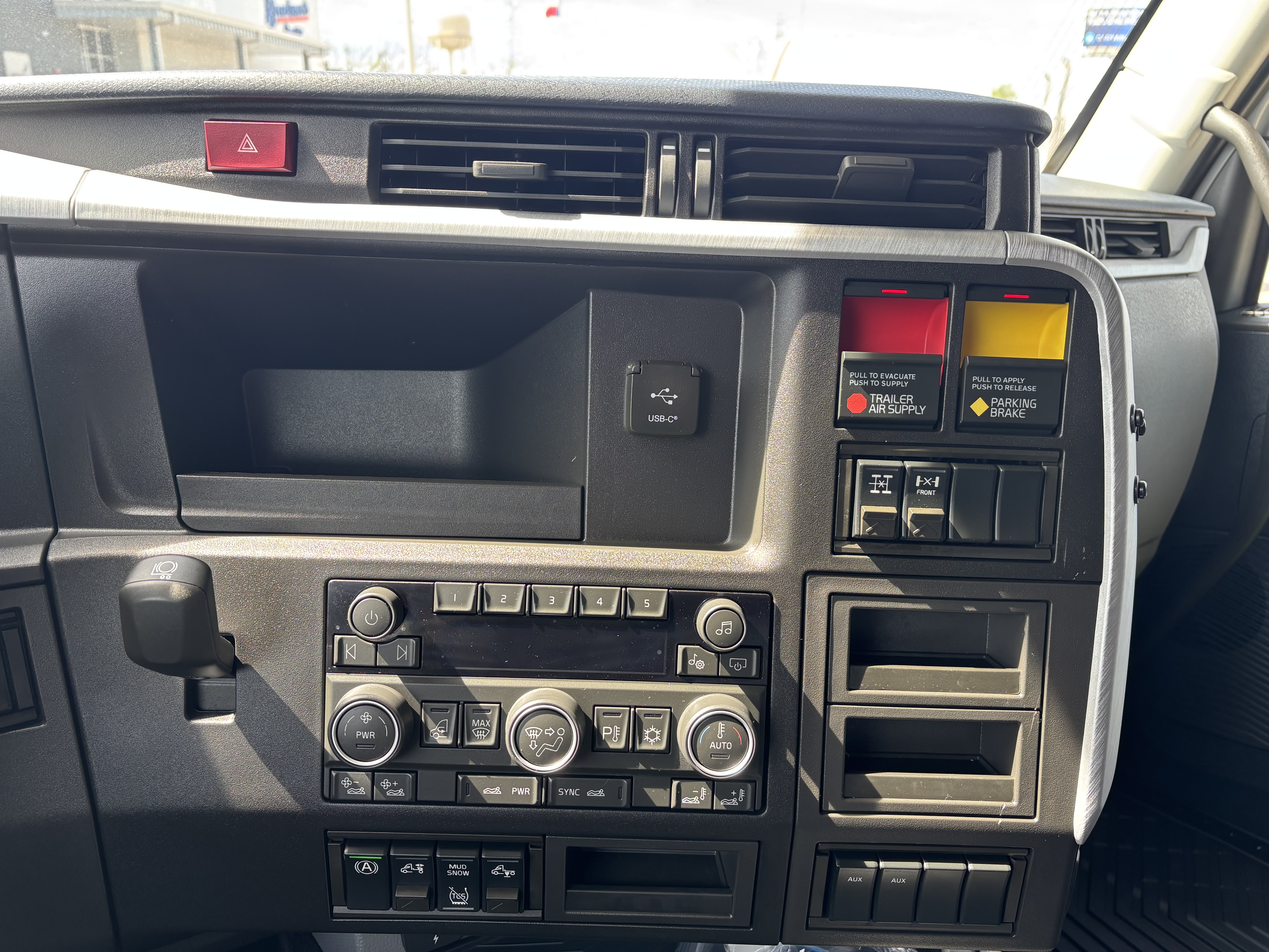 2027 Volvo - image 25