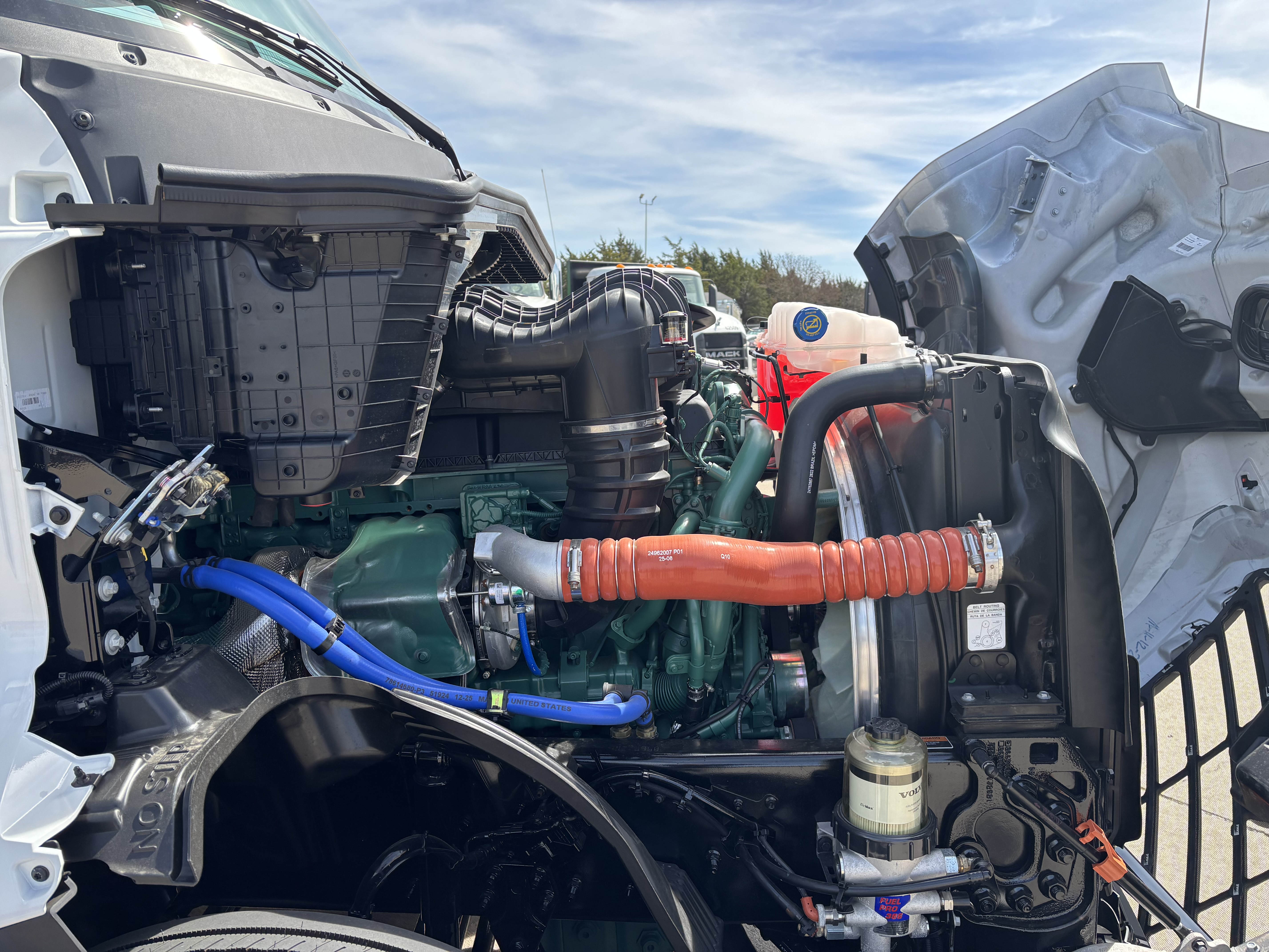 2027 Volvo - image 12