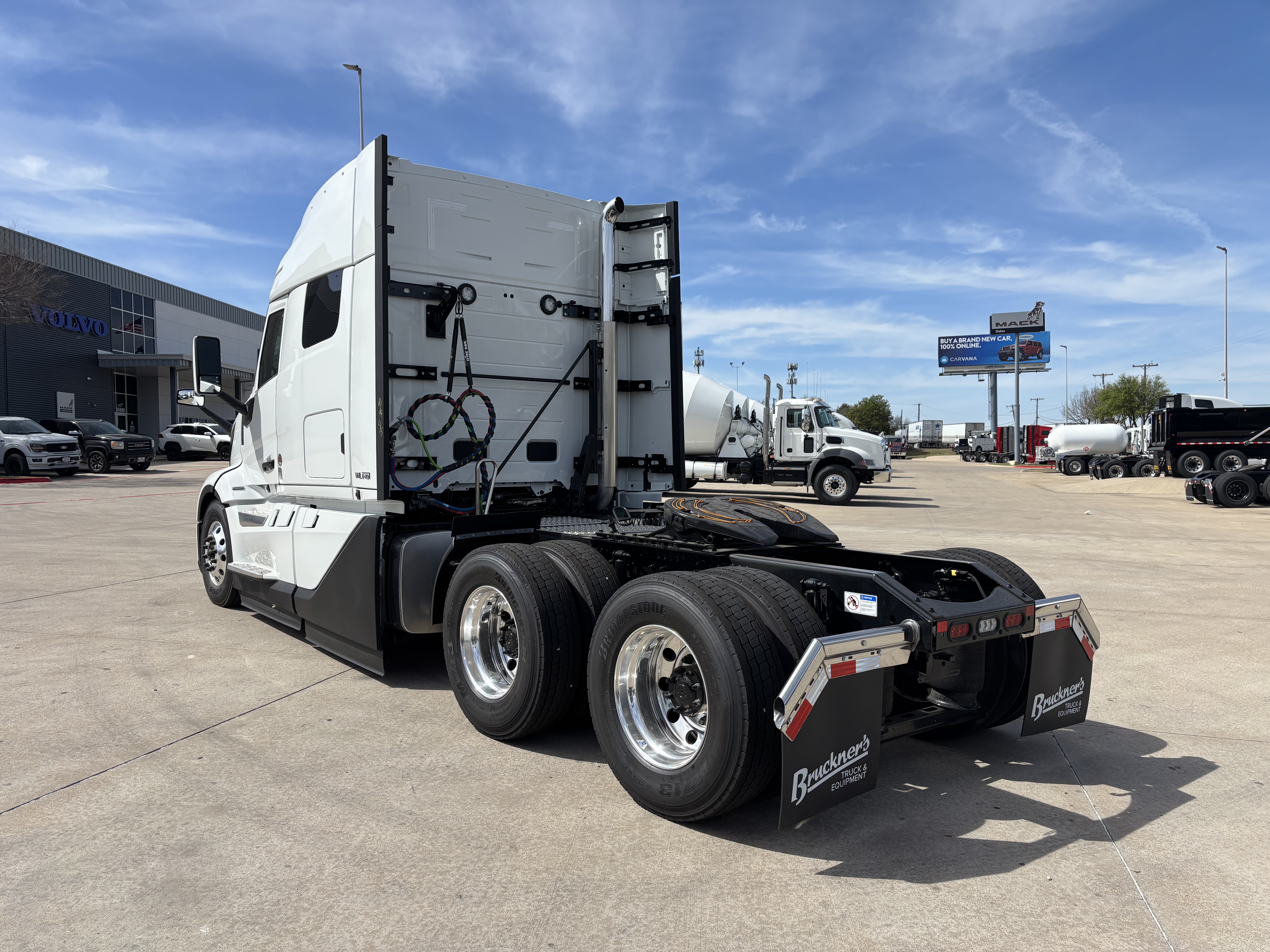 2027 Volvo - image 7