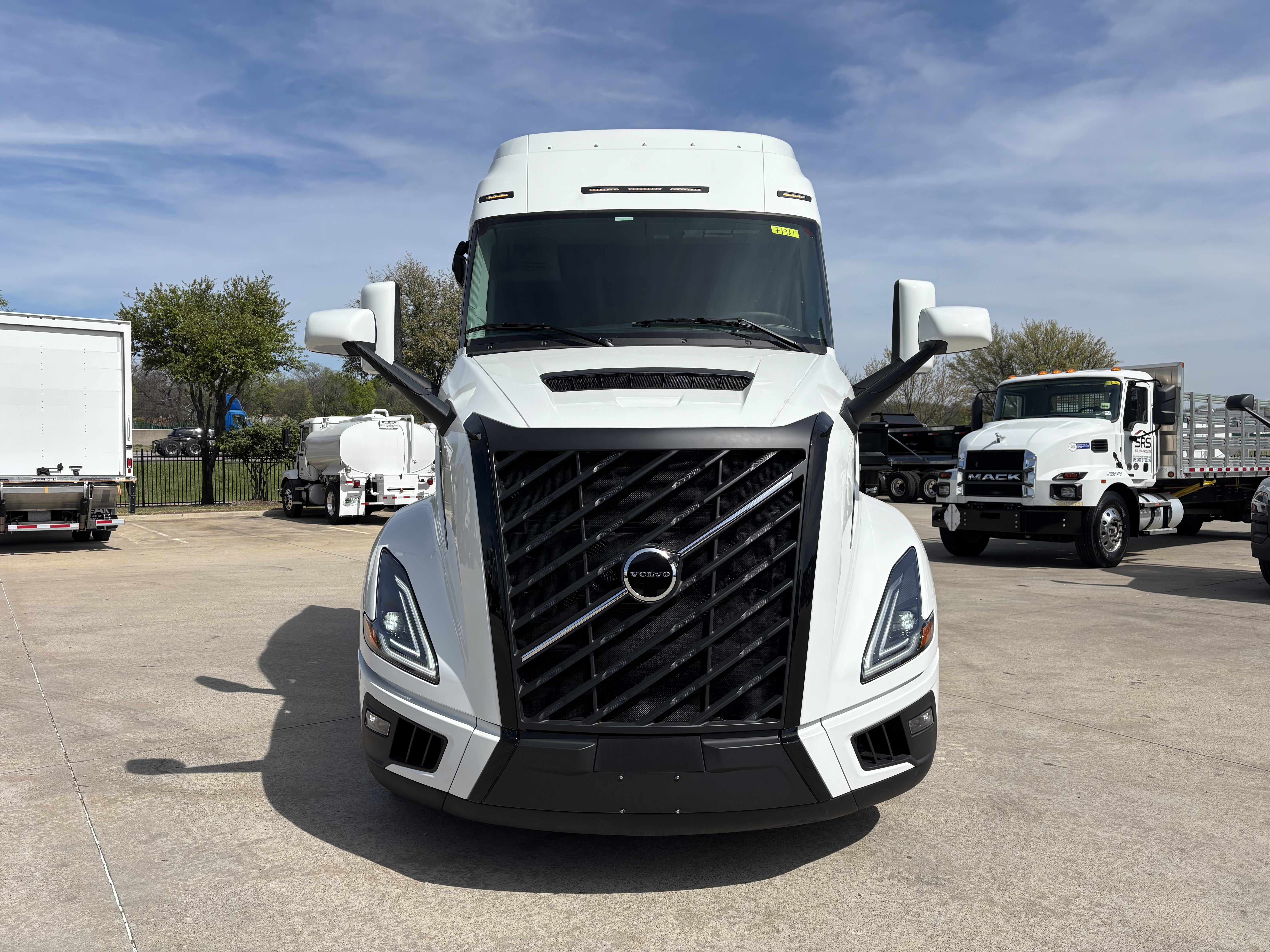 2027 Volvo - image 2