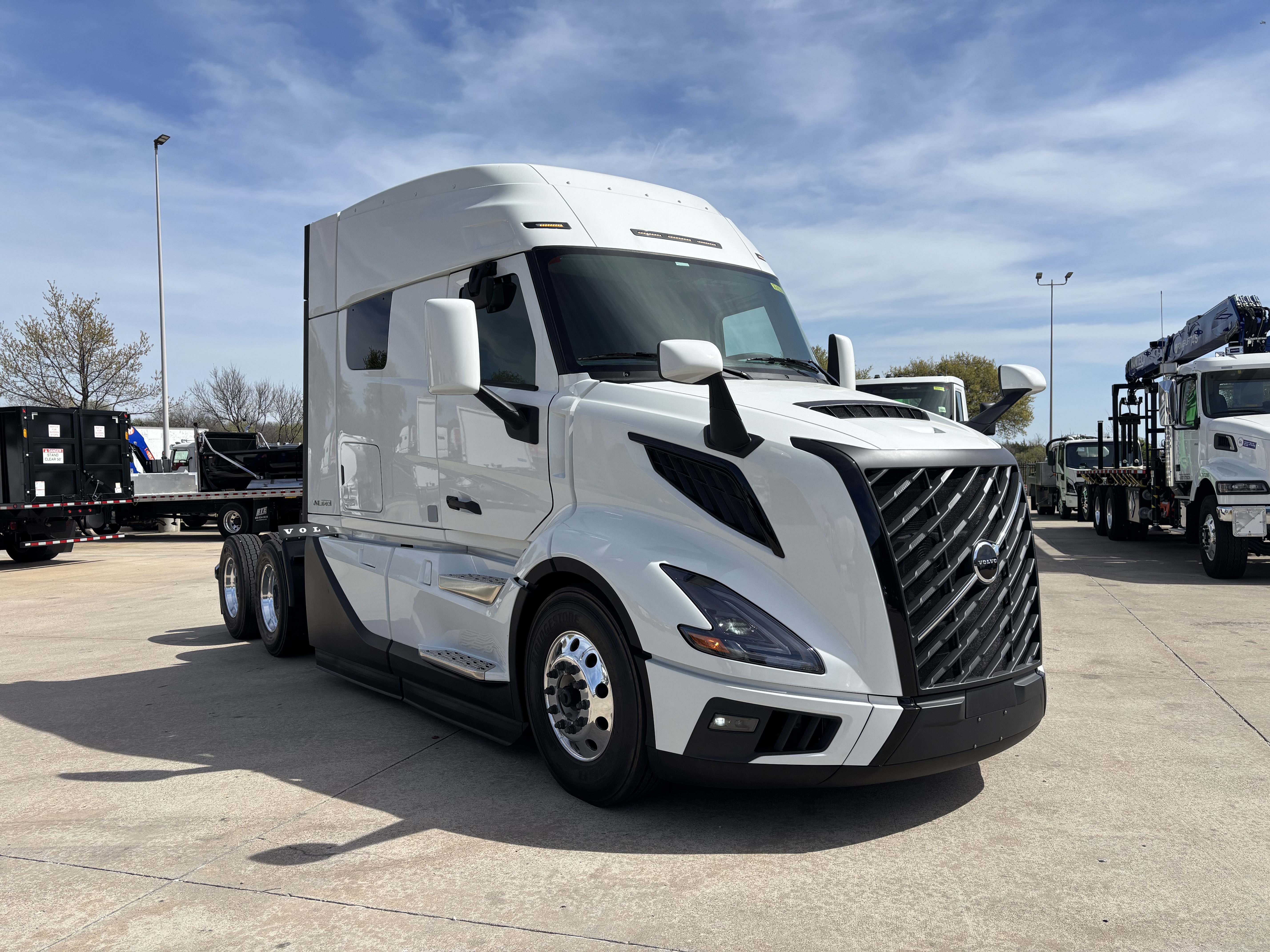 2027 Volvo - image 3