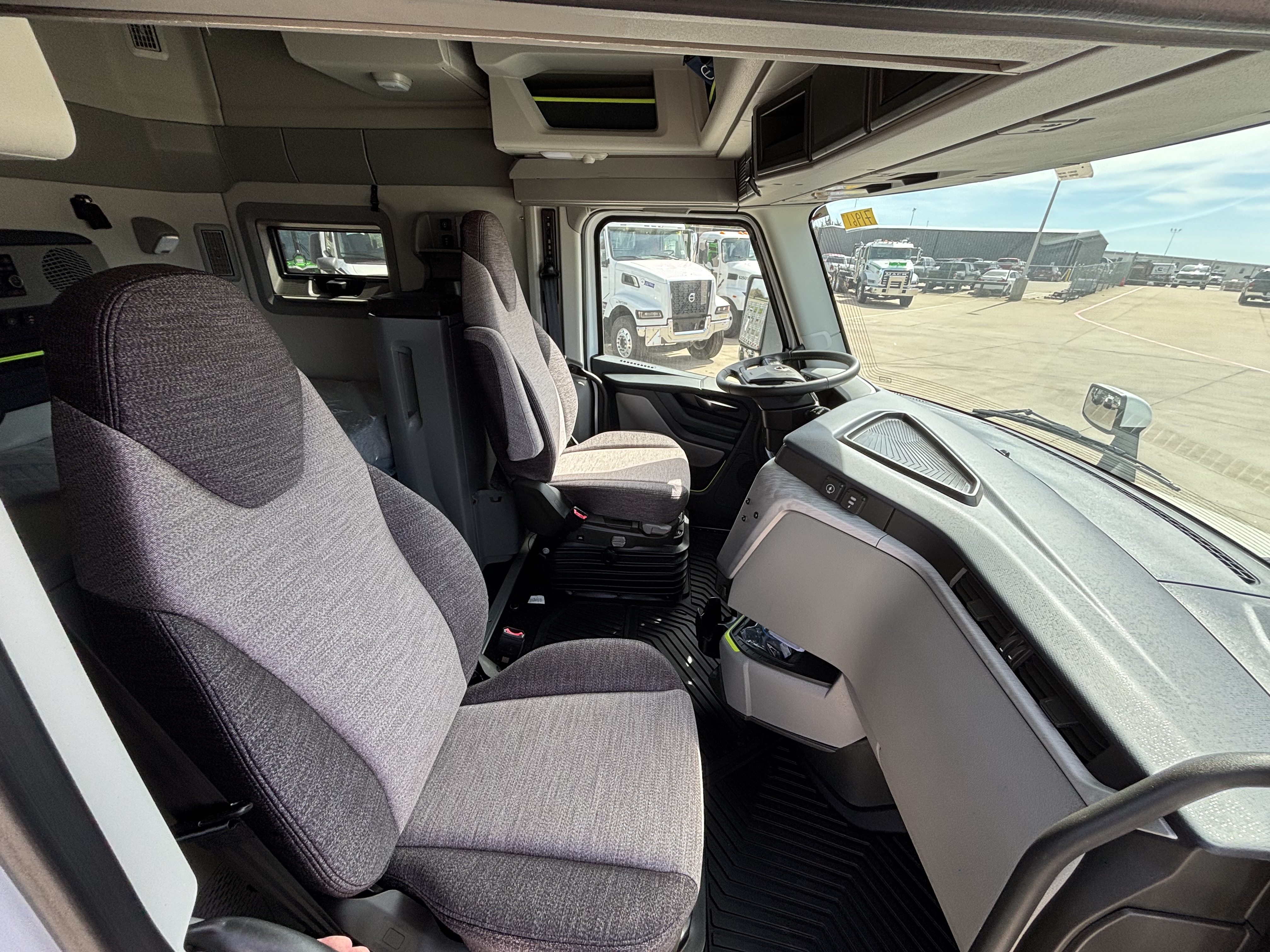 2027 Volvo - image 14