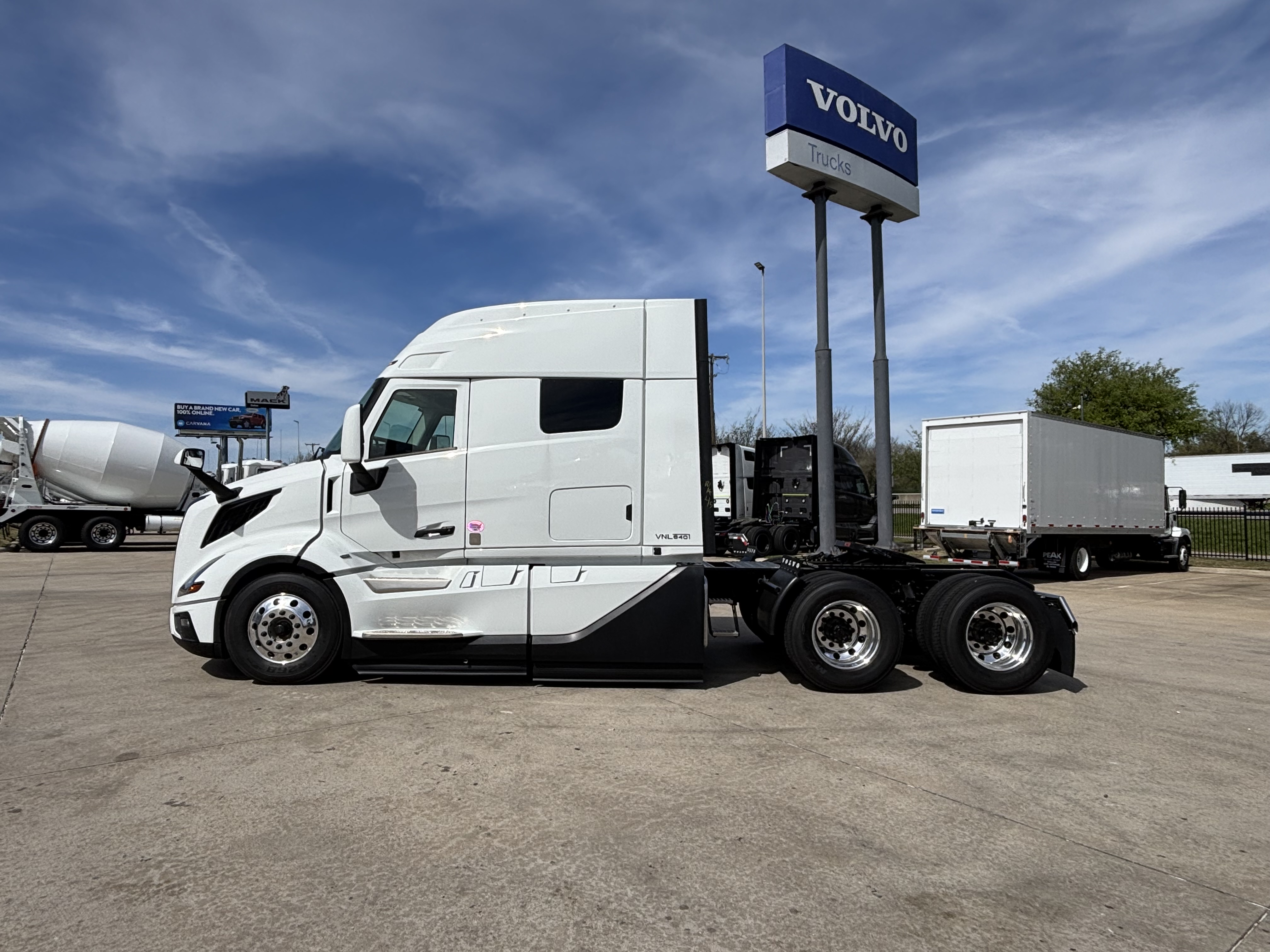 2027 Volvo - image 8