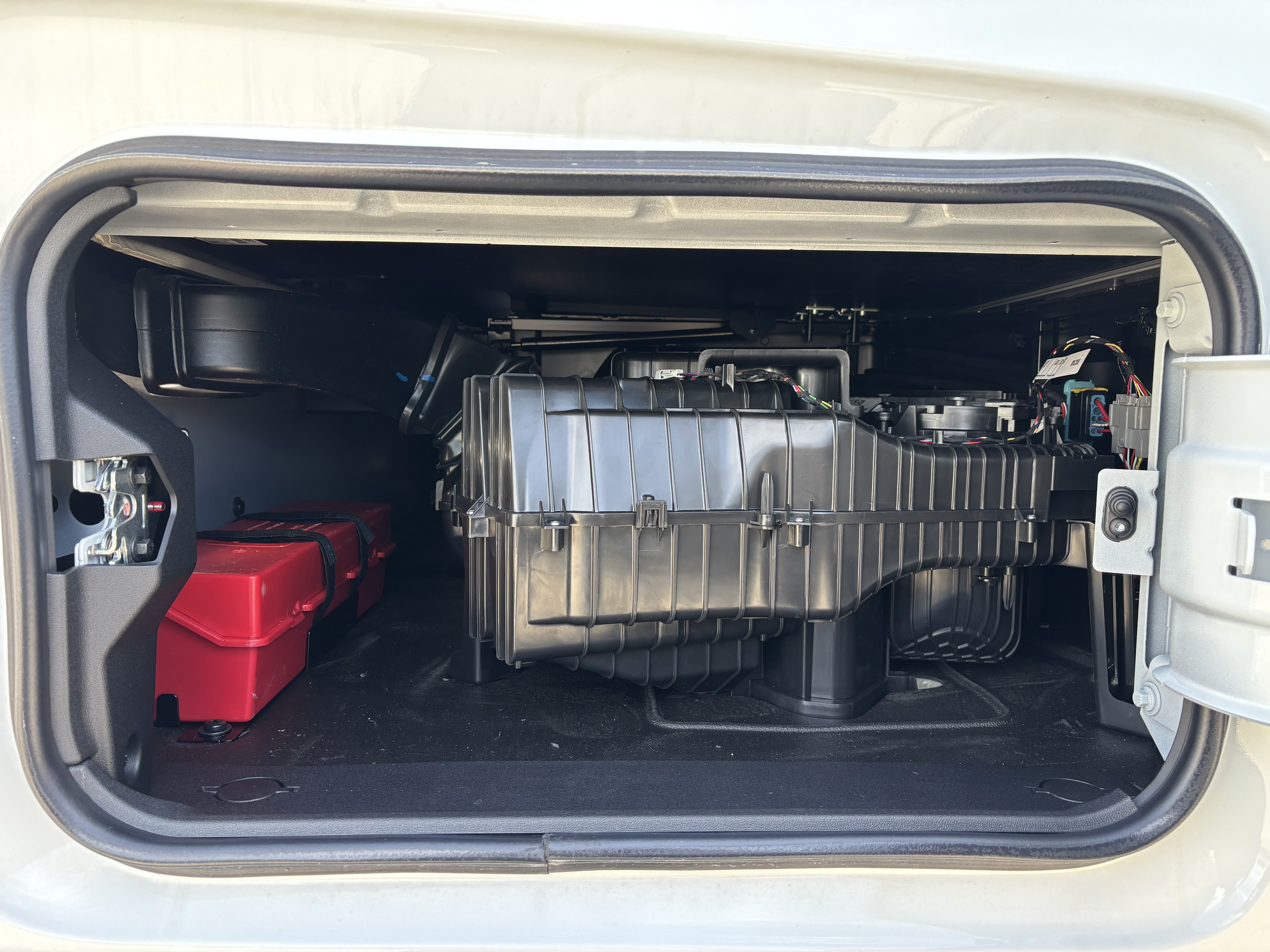 2027 Volvo - image 9