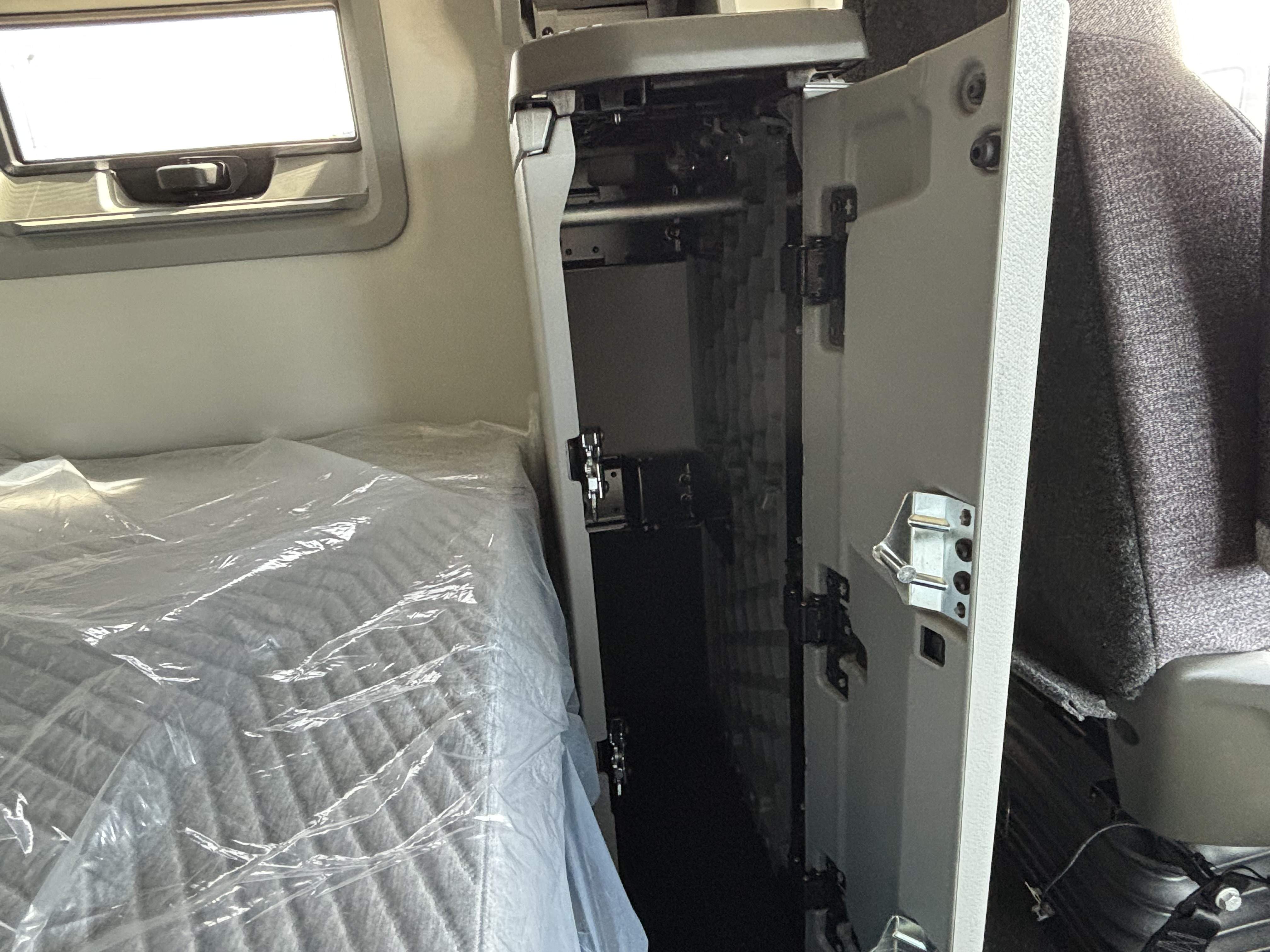 2027 Volvo - image 22