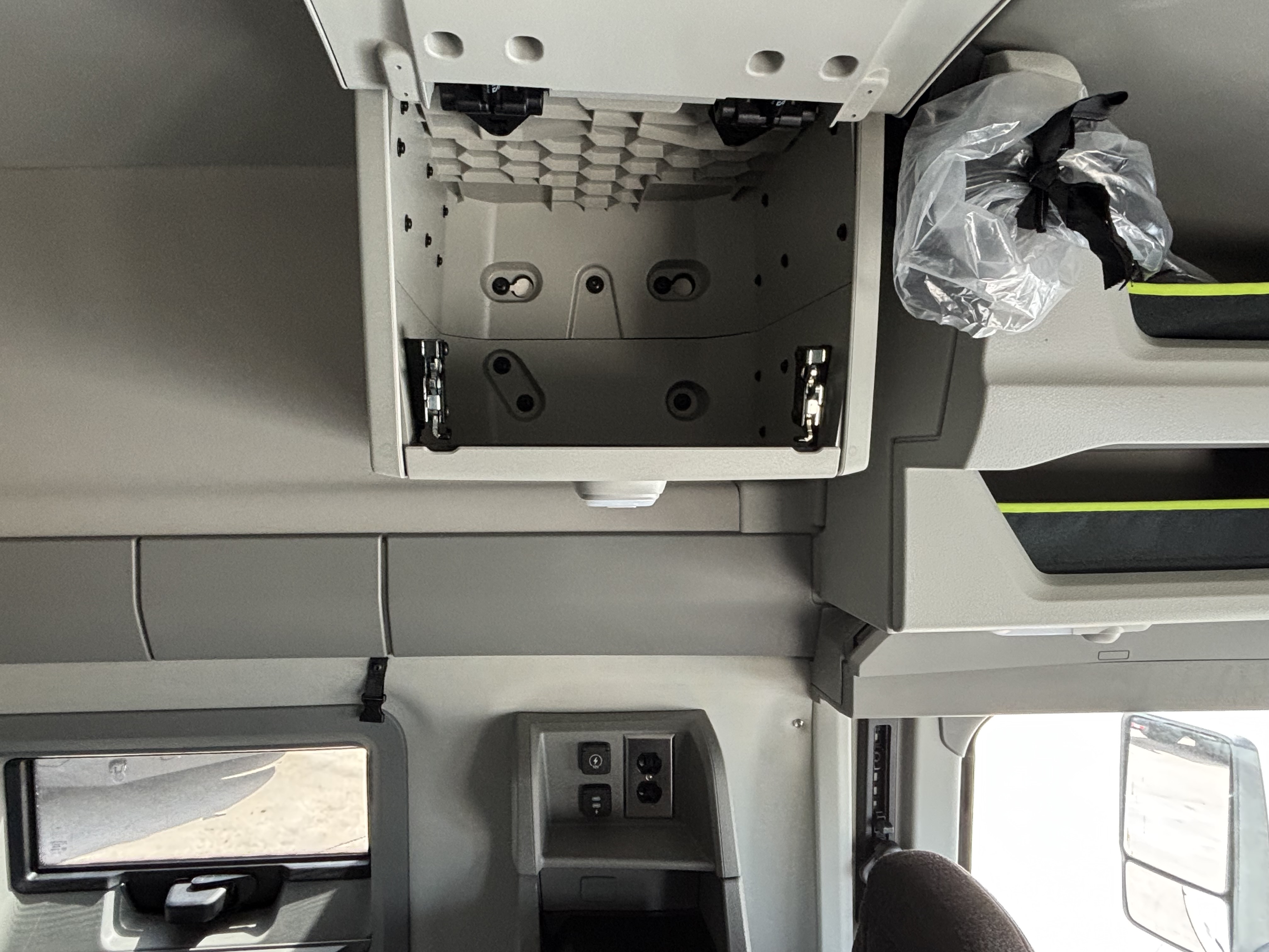 2027 Volvo - image 21