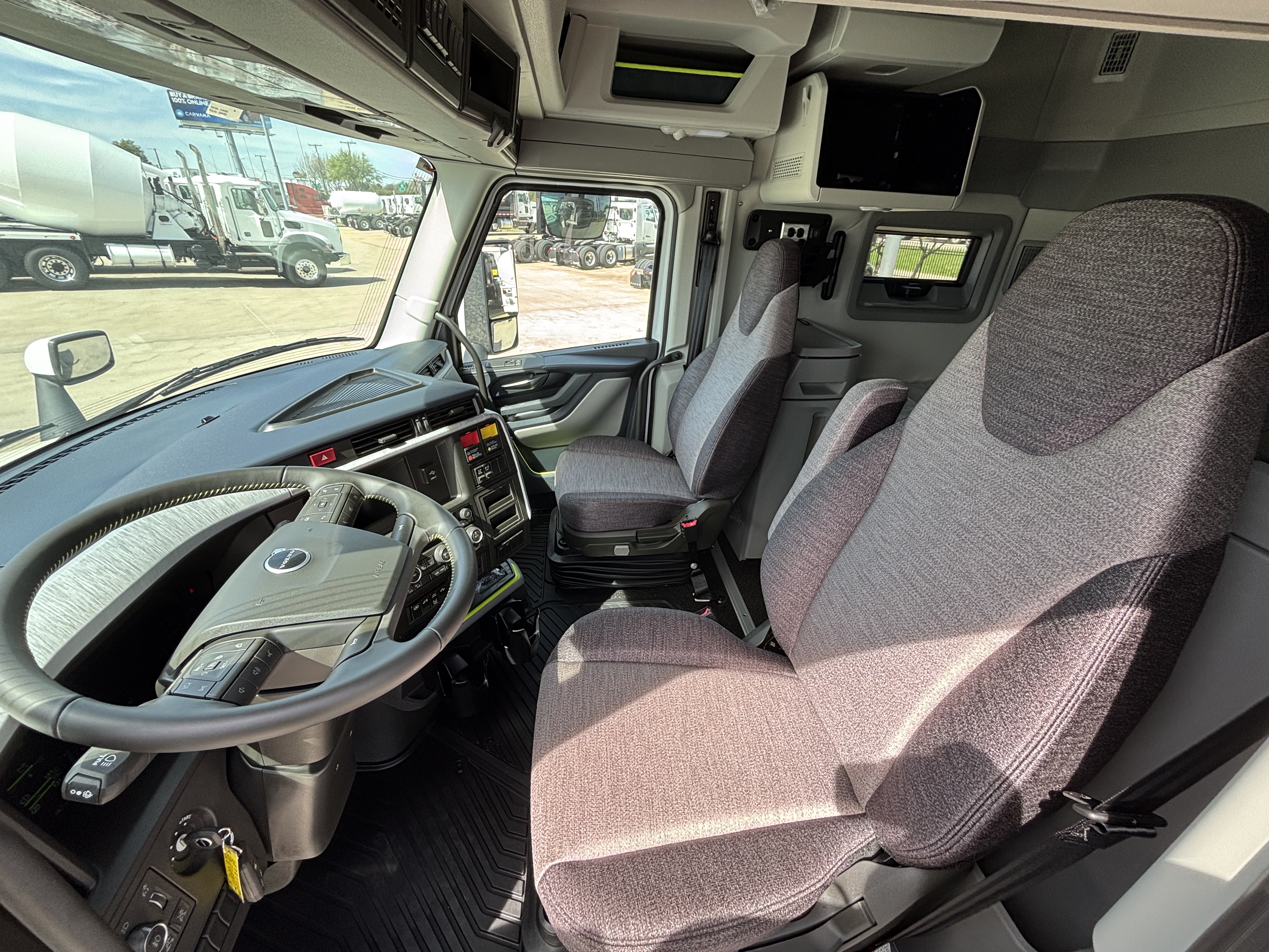 2027 Volvo - image 16