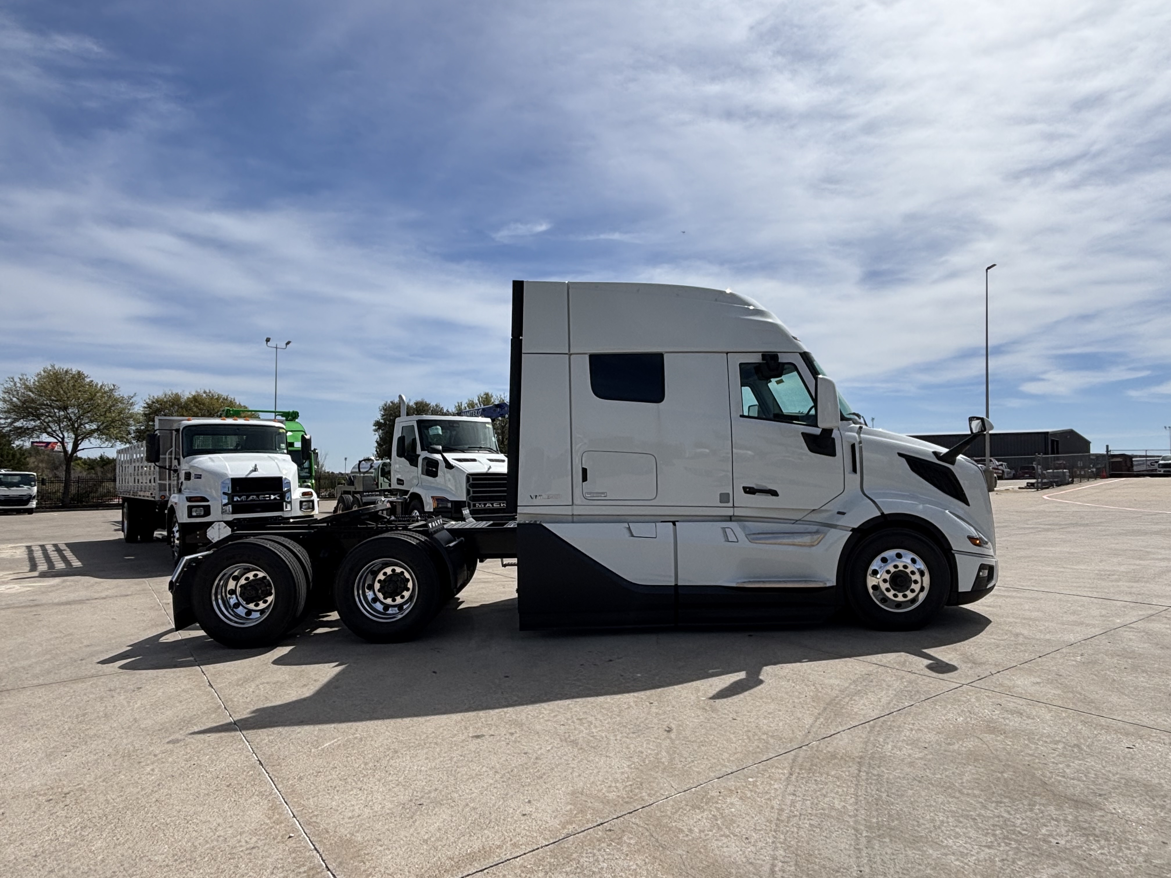 2027 Volvo - image 4