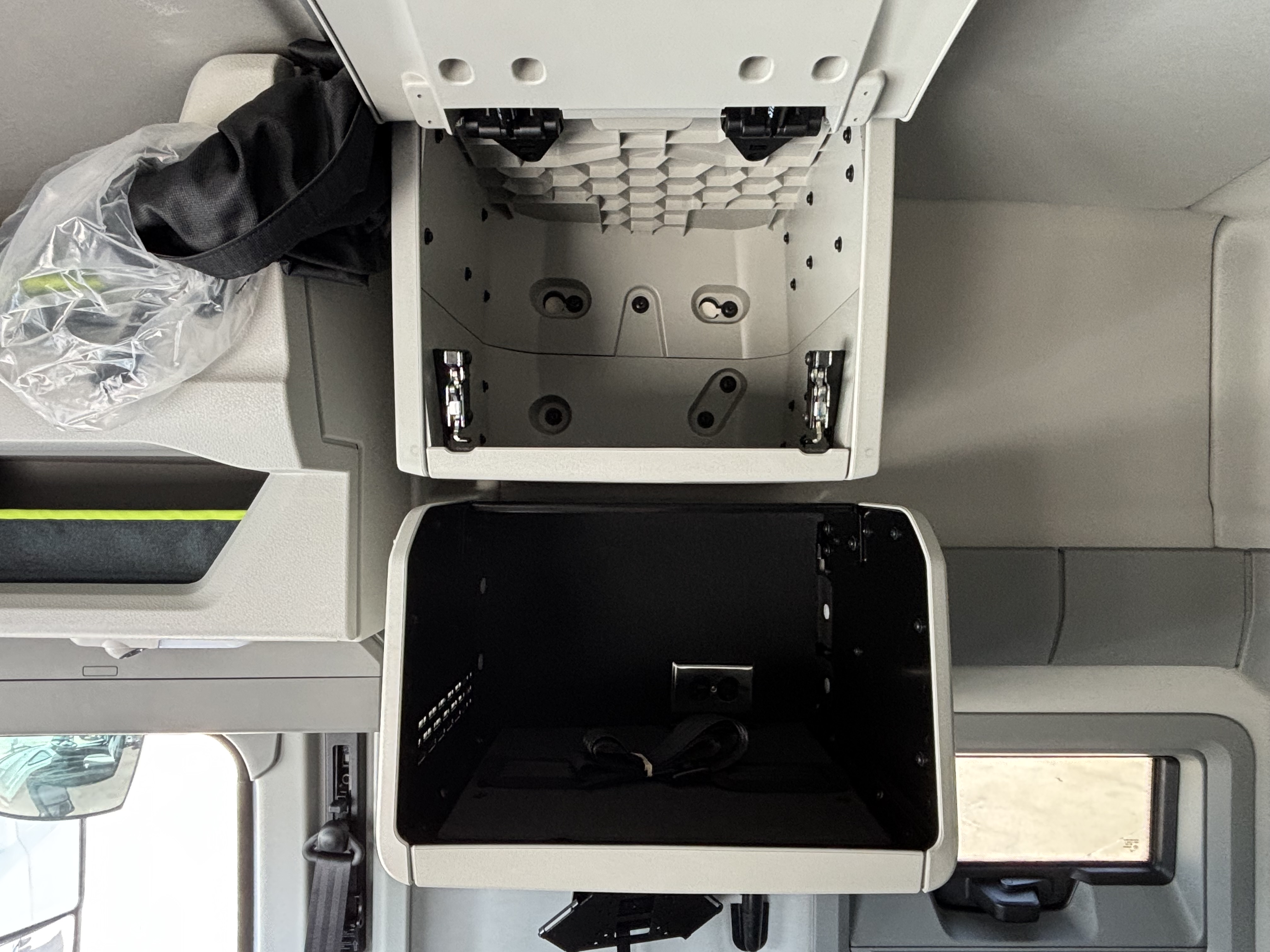 2027 Volvo - image 20