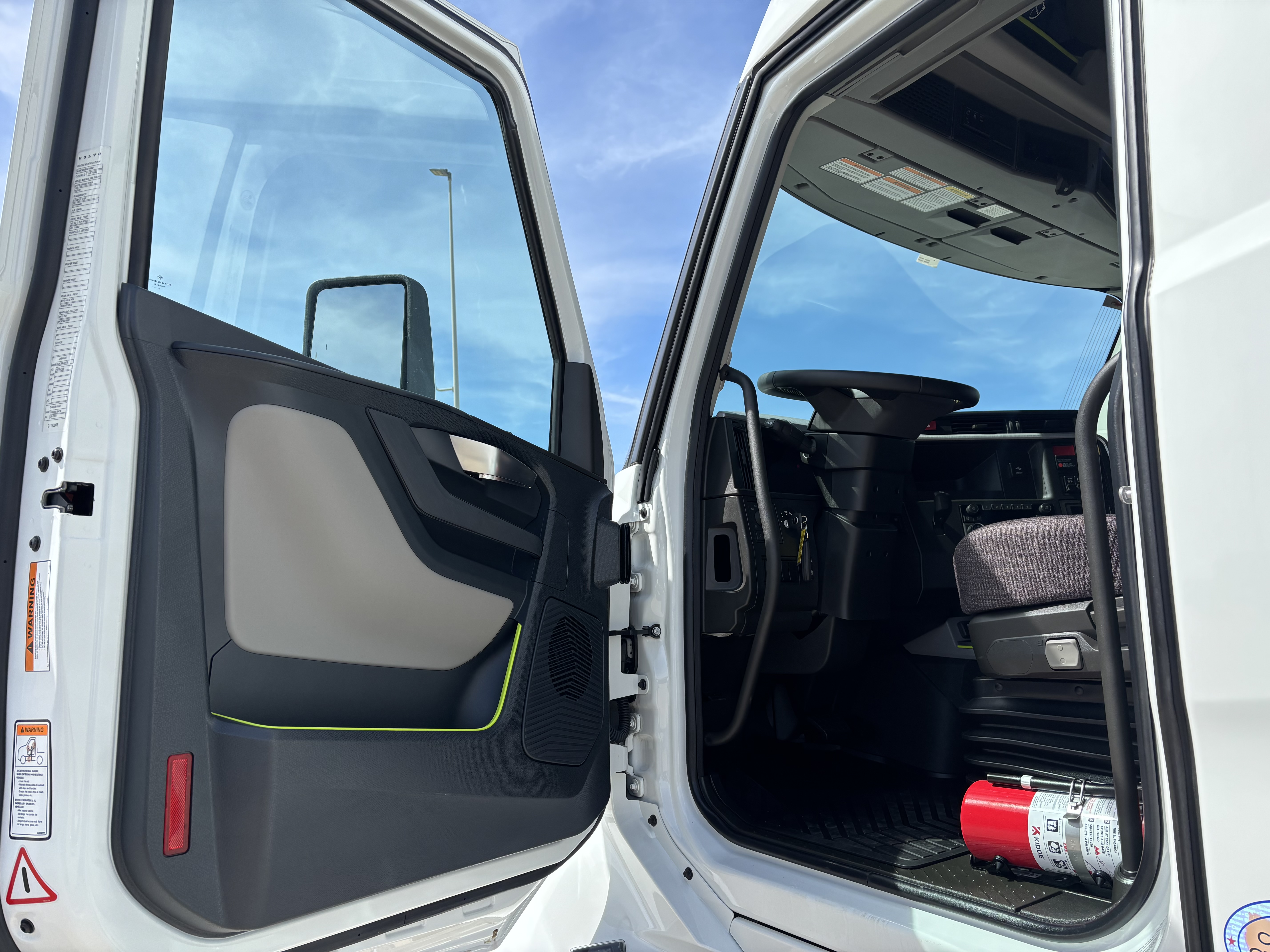 2027 Volvo - image 15