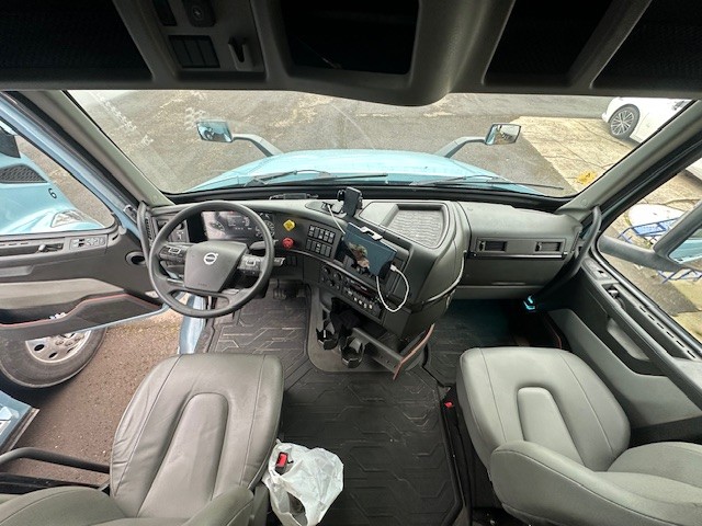 2024 Volvo - image 2