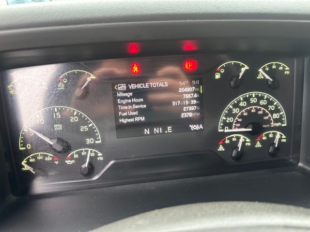 2024 Volvo - image 3