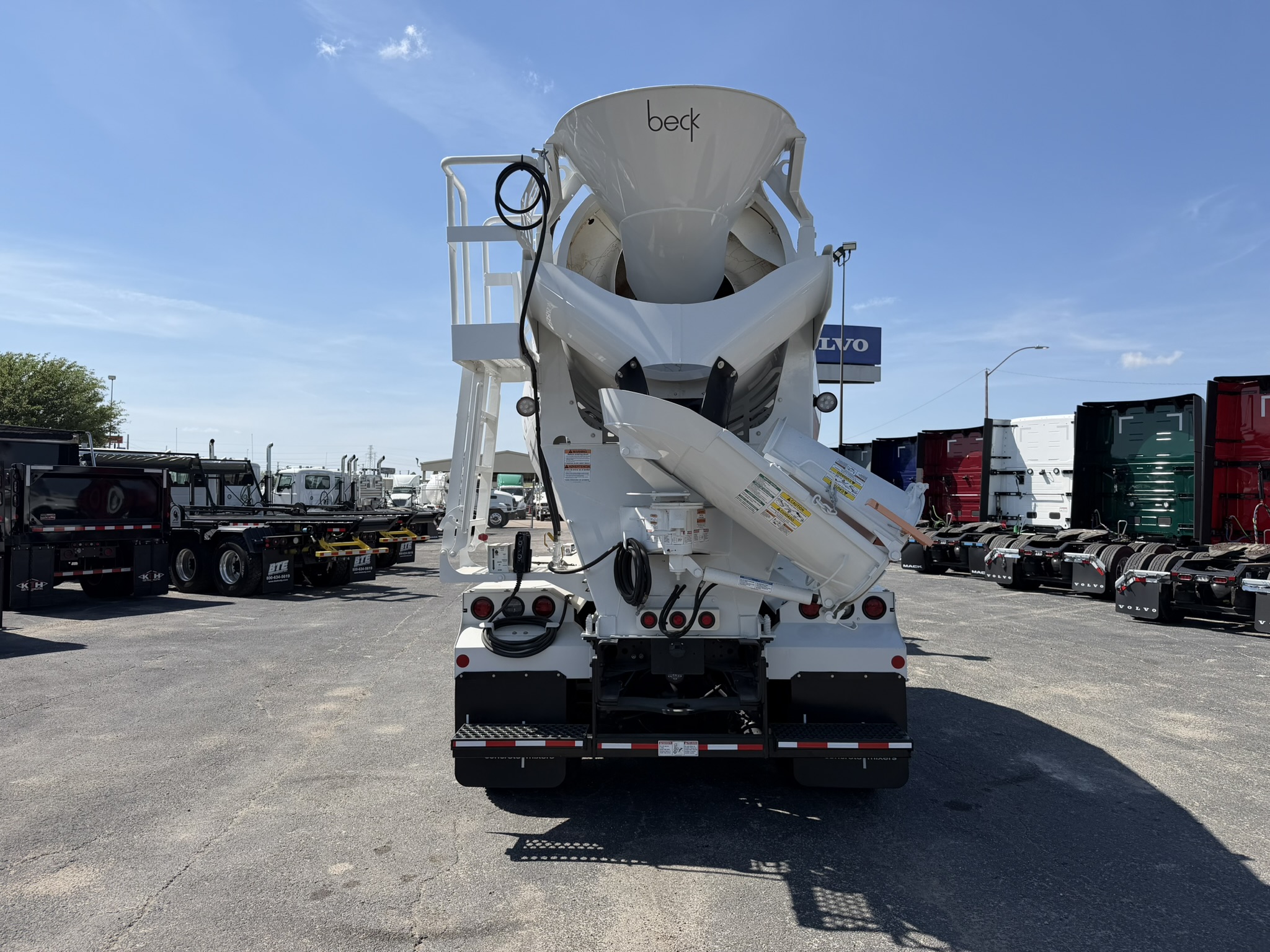 2026 Volvo - image 4