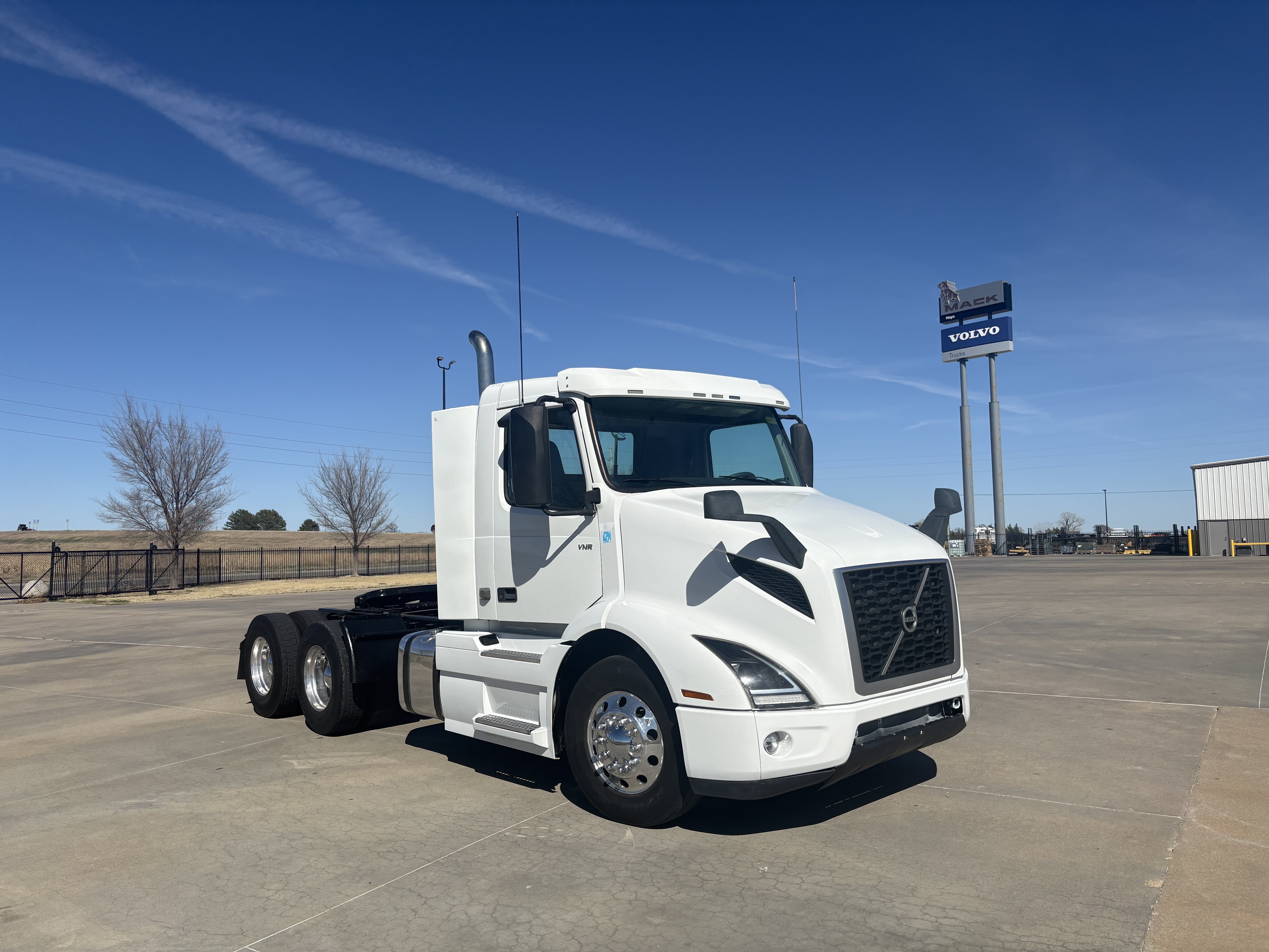 2020 Volvo - image 5