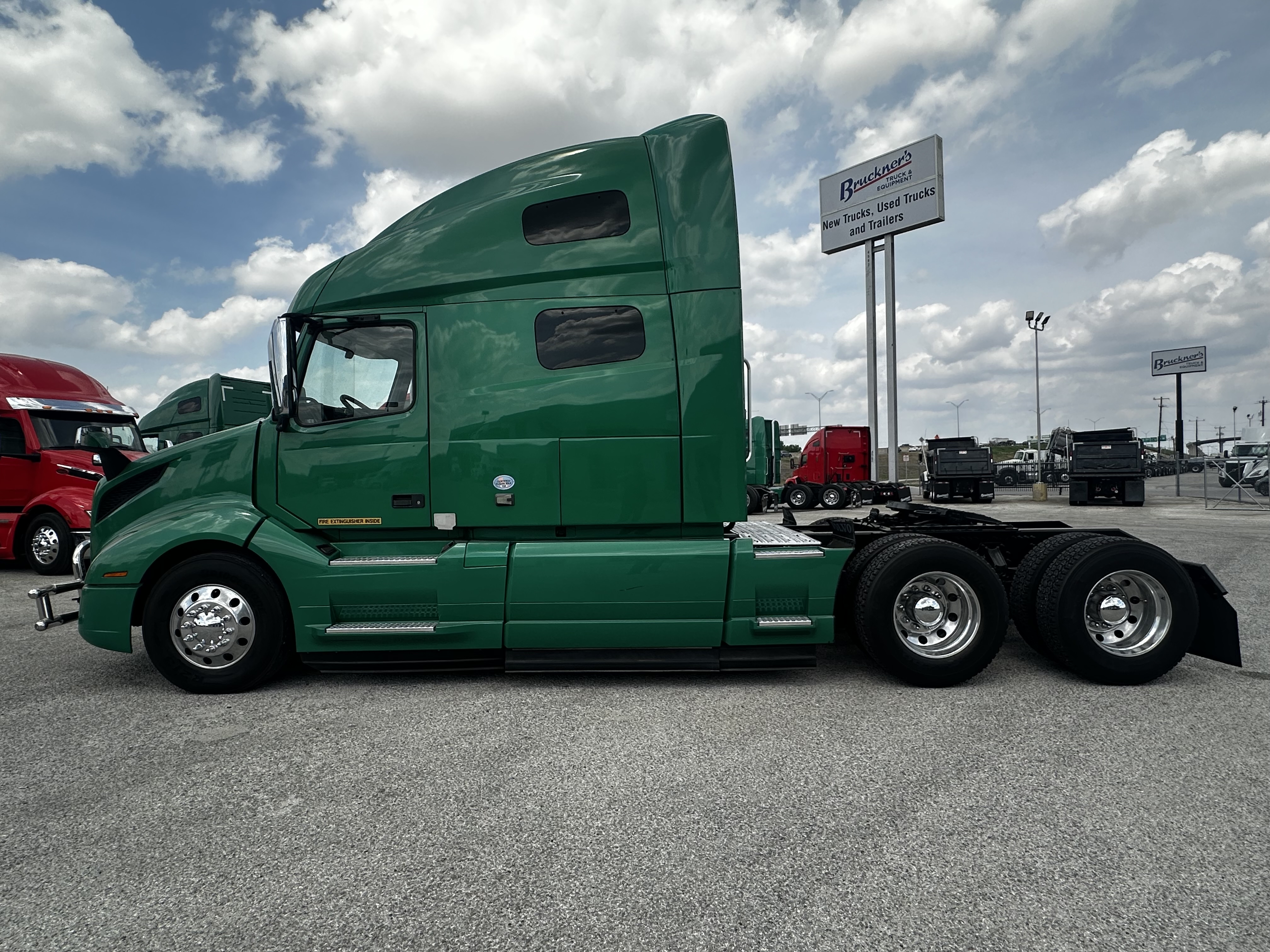 2021 Volvo - image 8