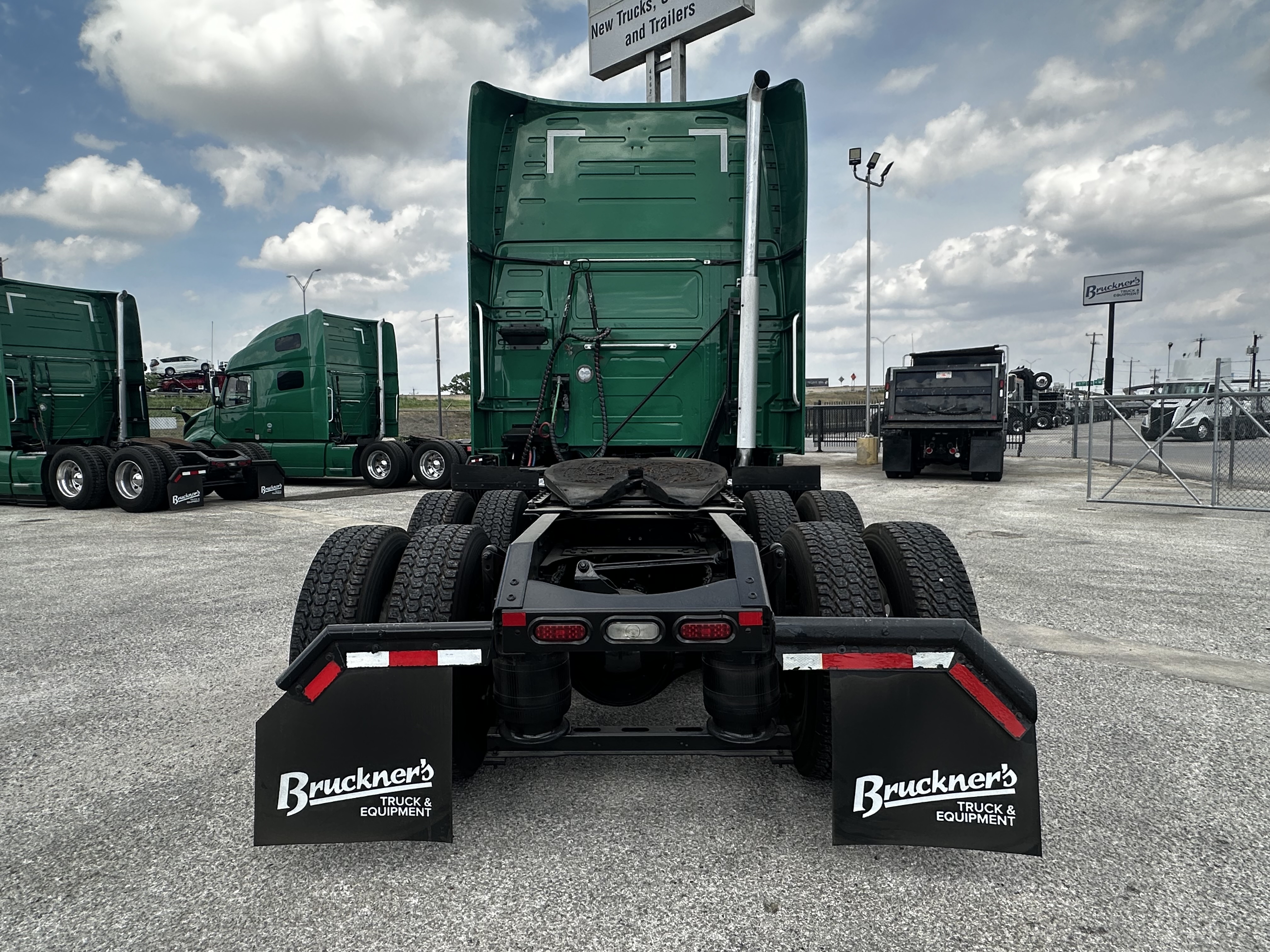 2021 Volvo - image 6